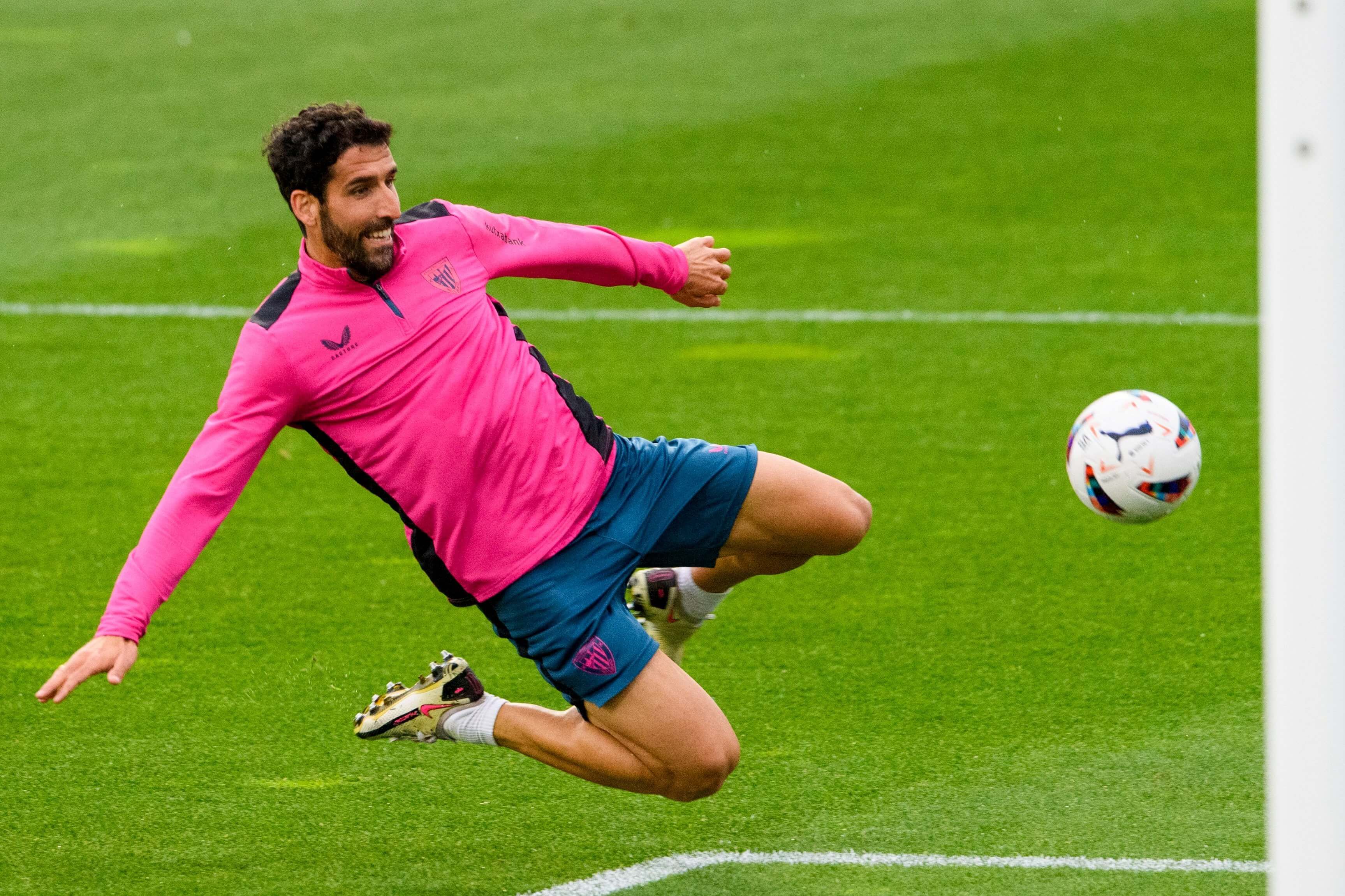  Remate de volea de Raúl García en Lezama; tendrá un homenaje el sábado en San Mamés ante el CA Osasuna.