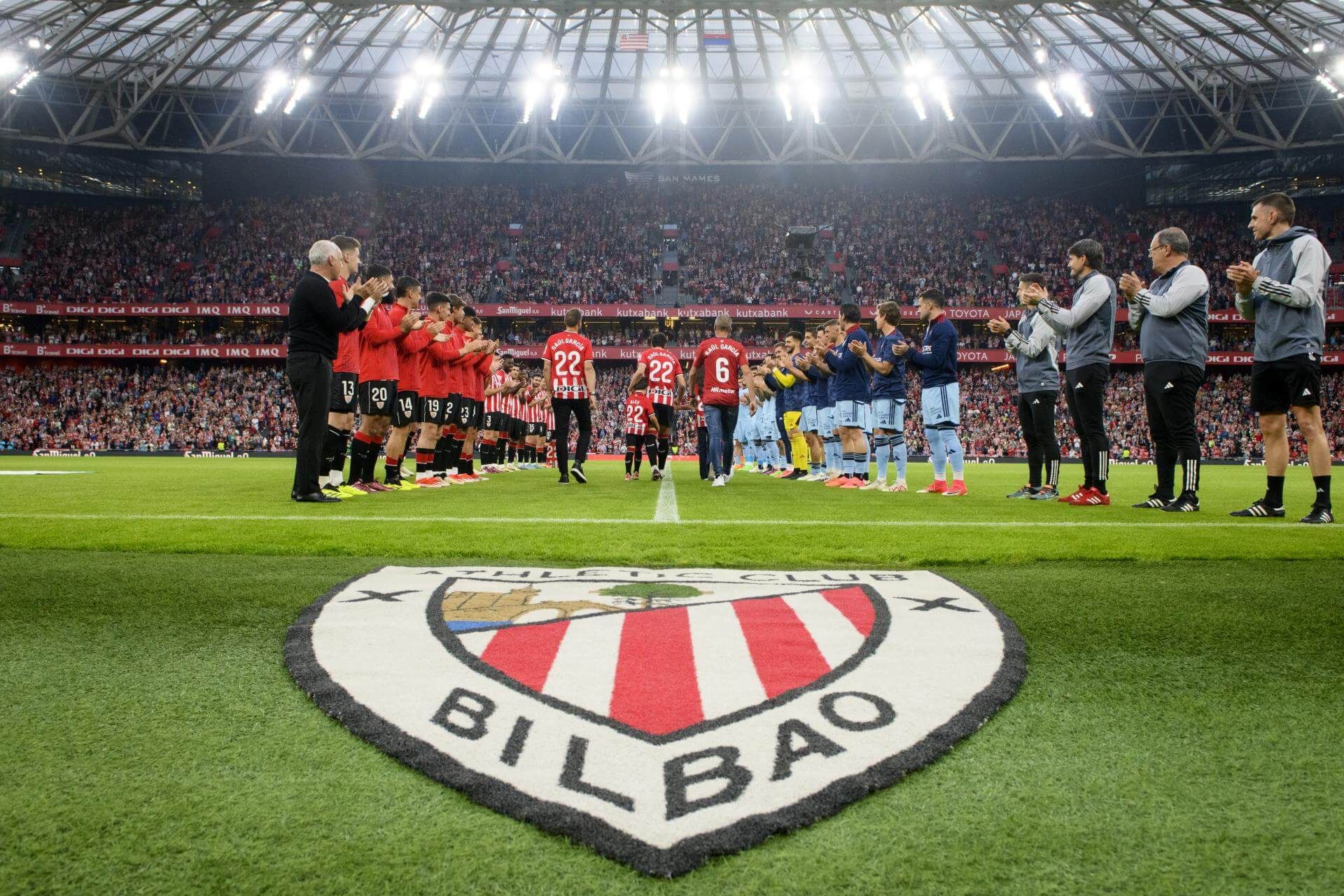  Homenaje a Raúl García ante el CA Osasuna en San Mamés.