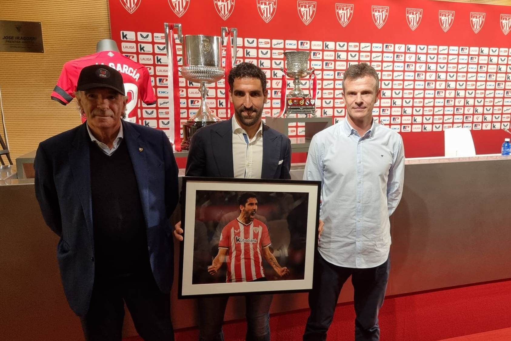  Raúl García posaba esta semana en San Mamés con el 'Txopo' Iribar y el presidente del Athletic Club Jon Uriarte.