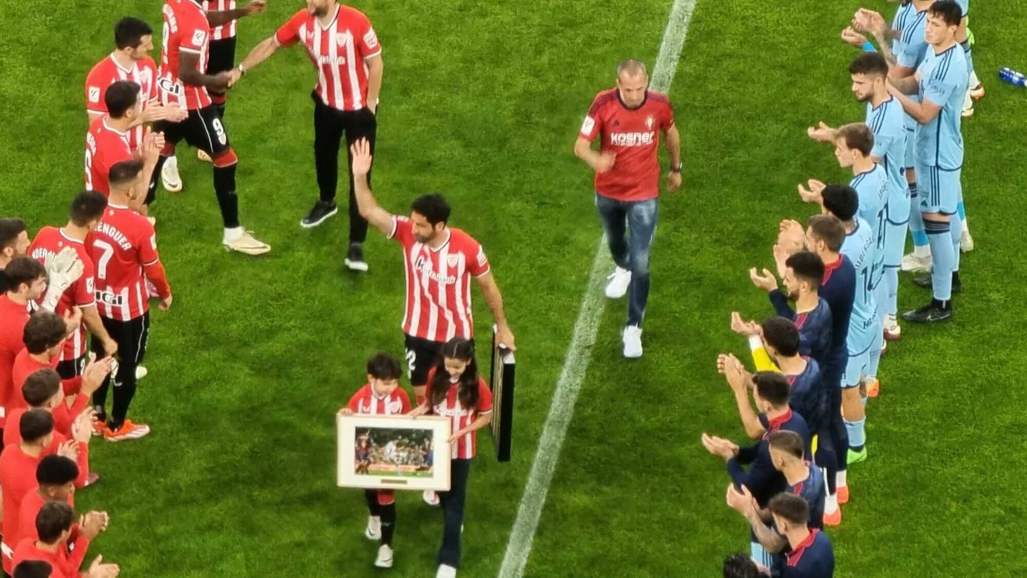  Pasillo a Raúl García en el partido Athletic-Osasuna en San Mamés.