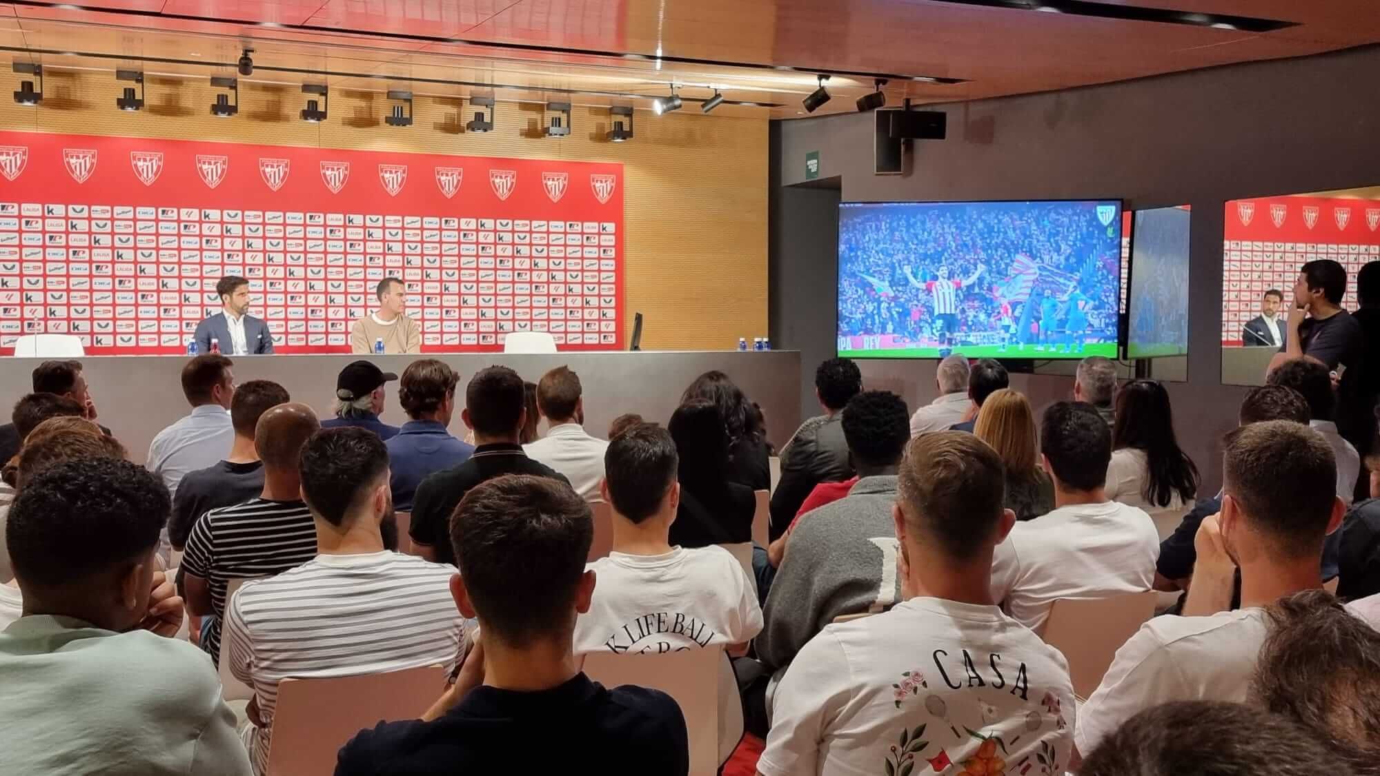  Raúl García observa en la sala de prensa de San Mamés el vídeo de su homenaje.