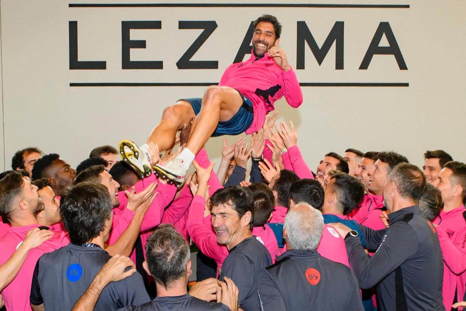 El vuelo de Raúl García, manteado en Lezama por sus compañeros.