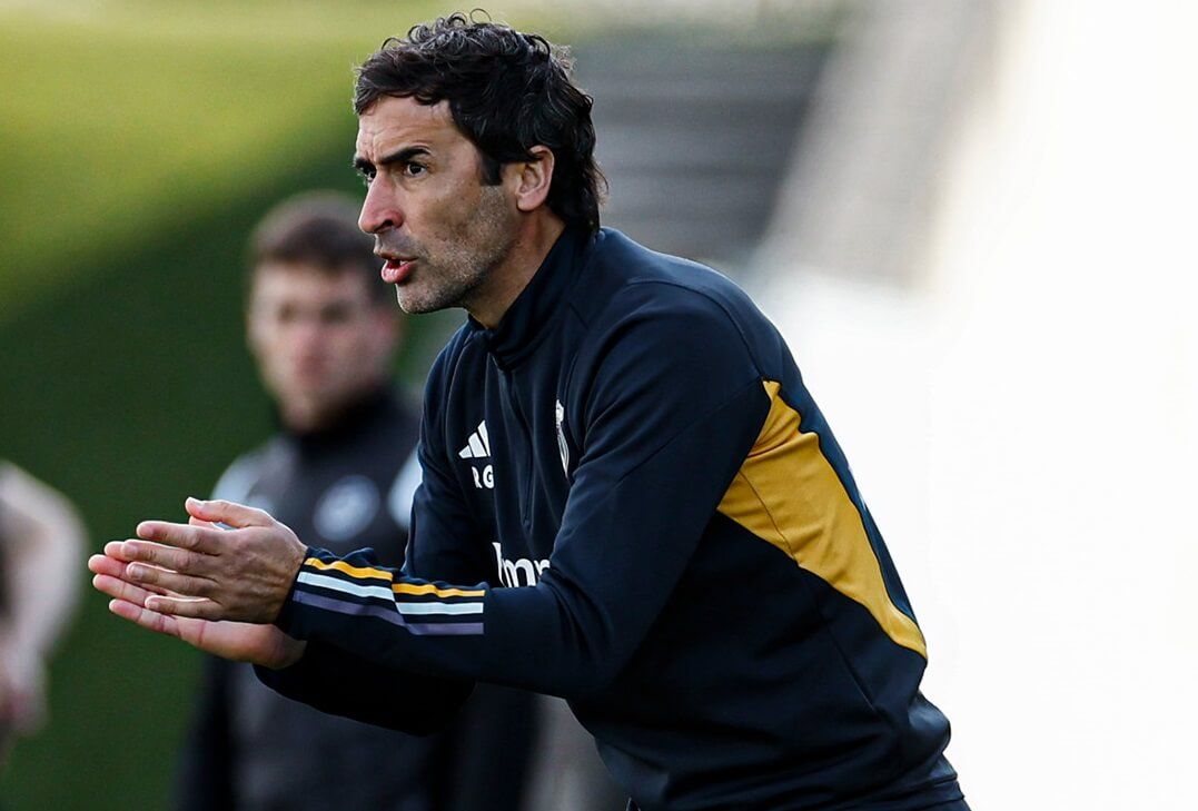  Raúl González animando al Real Madrid Castilla durante un partido.
