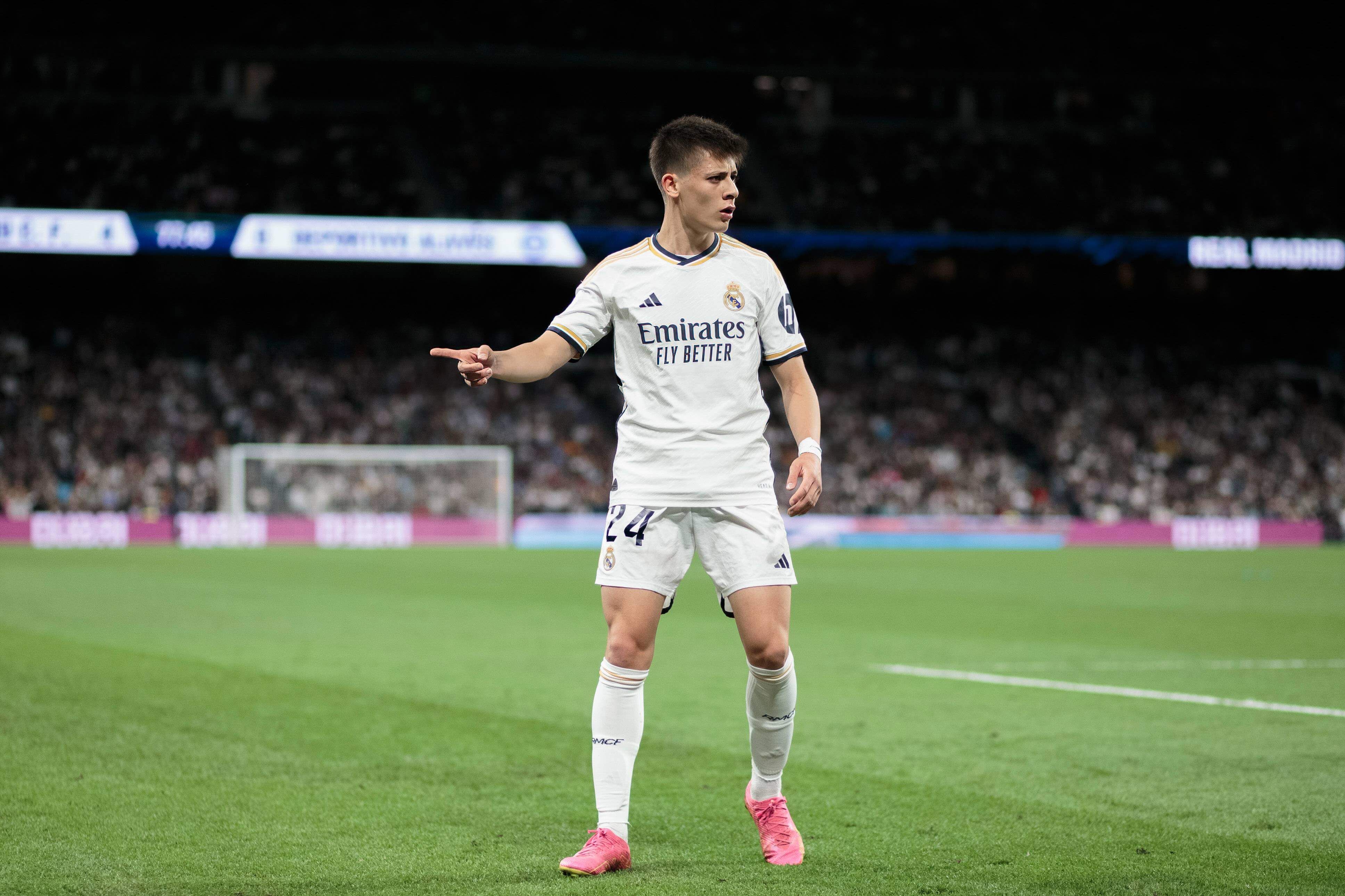 Arda Güler da indicaciones en el Real Madrid-Alavés.