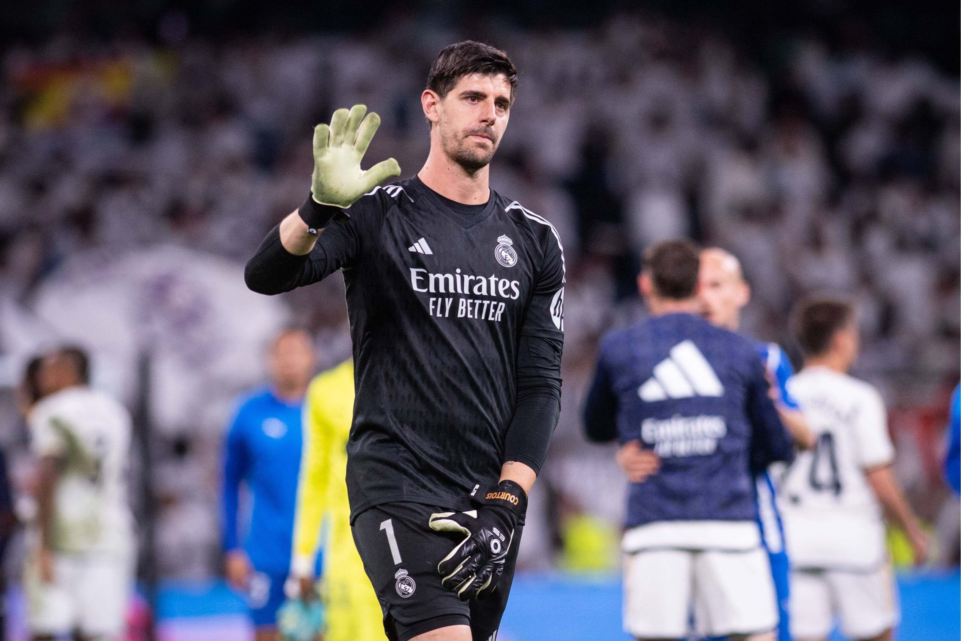 Thibaut Courtois aplaude a la afición tras el Real Madrid-Alavés.