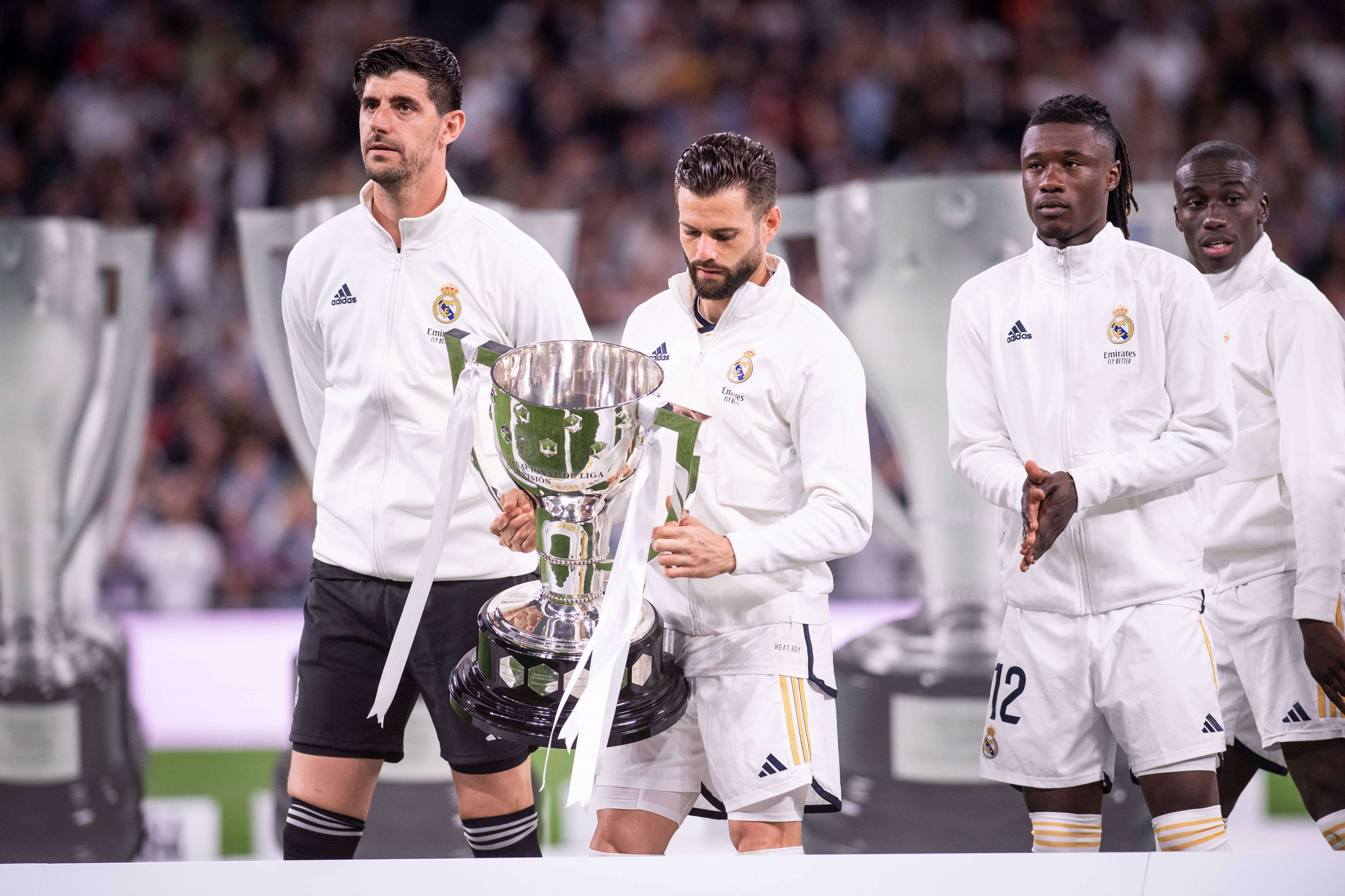  Nacho Fernández ofrece el trofeo de LALIGA en el Real Madrid-Alavés.