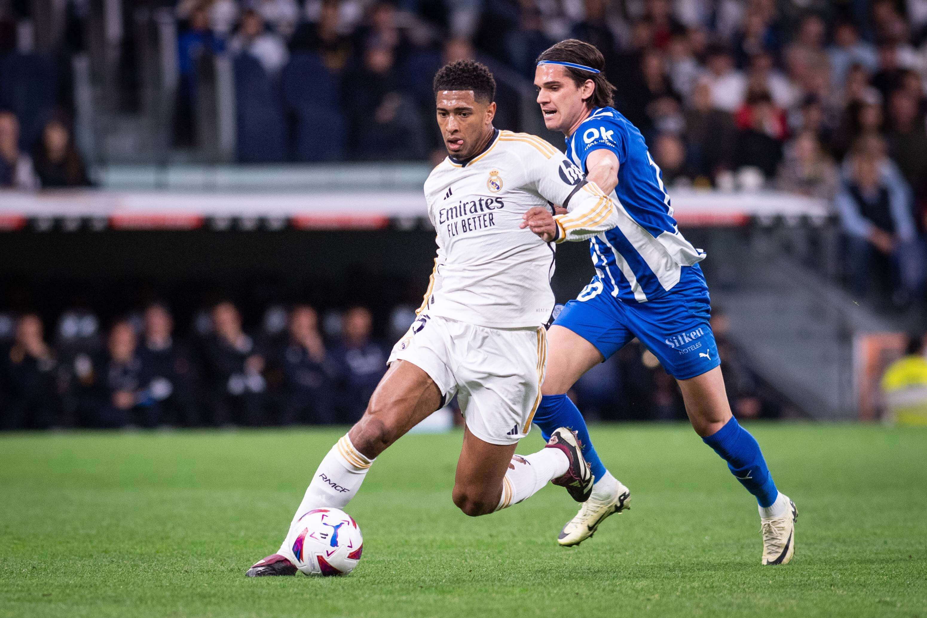  Jude Bellingham se marcha de Ianis Hagi en el Real Madrid-Alavés.