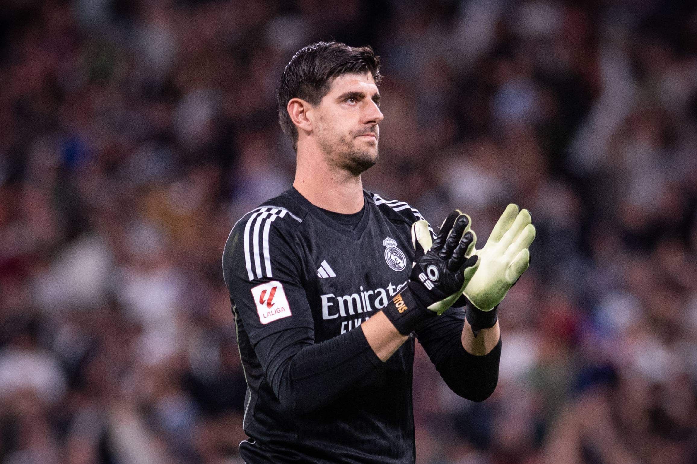 Thibaut Courtois aplaude a la afición tras el Real Madrid-Alavés.