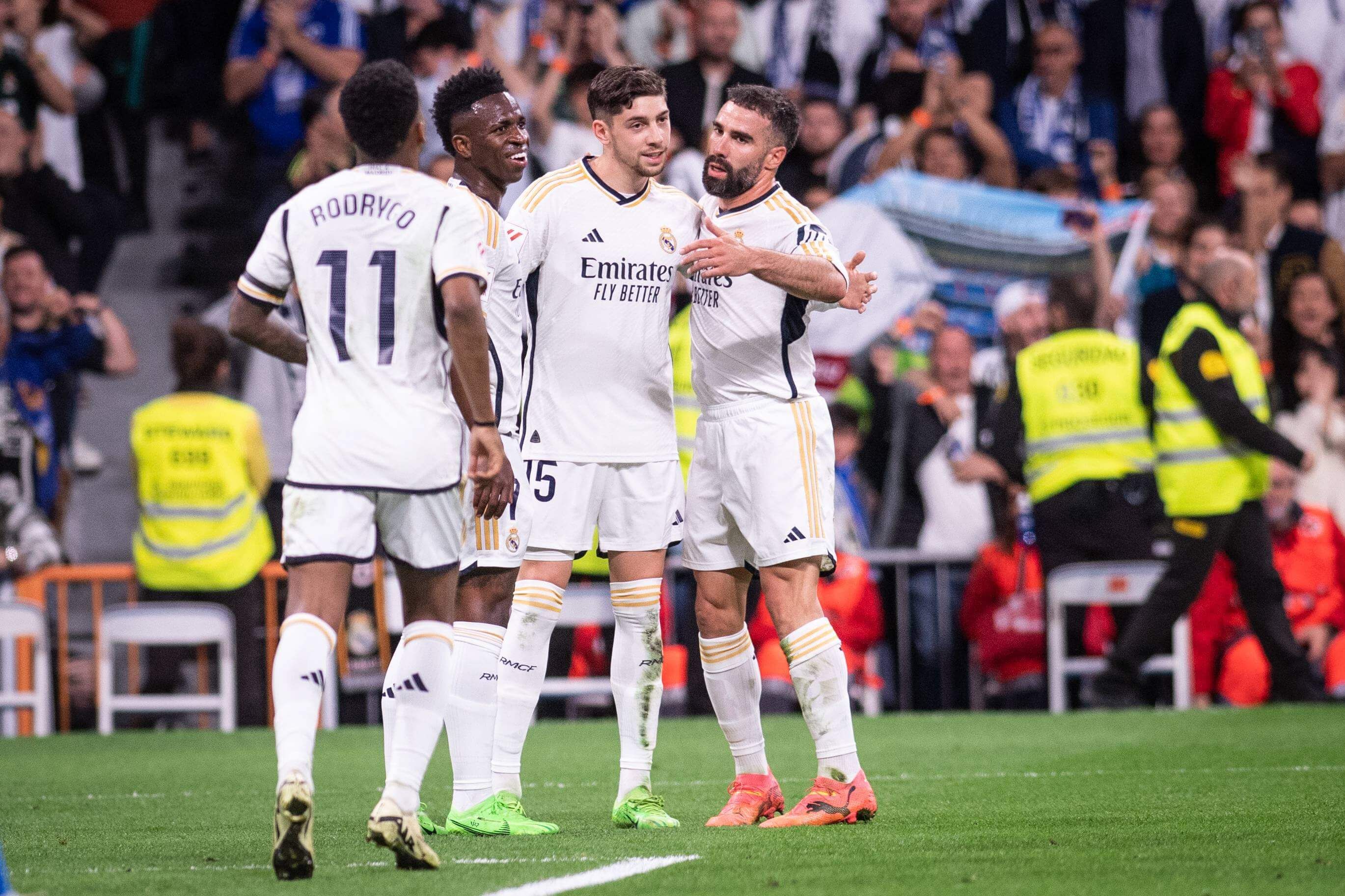 Fede Valverde, abrazado tras marcar en el Real Madrid-Alavés.