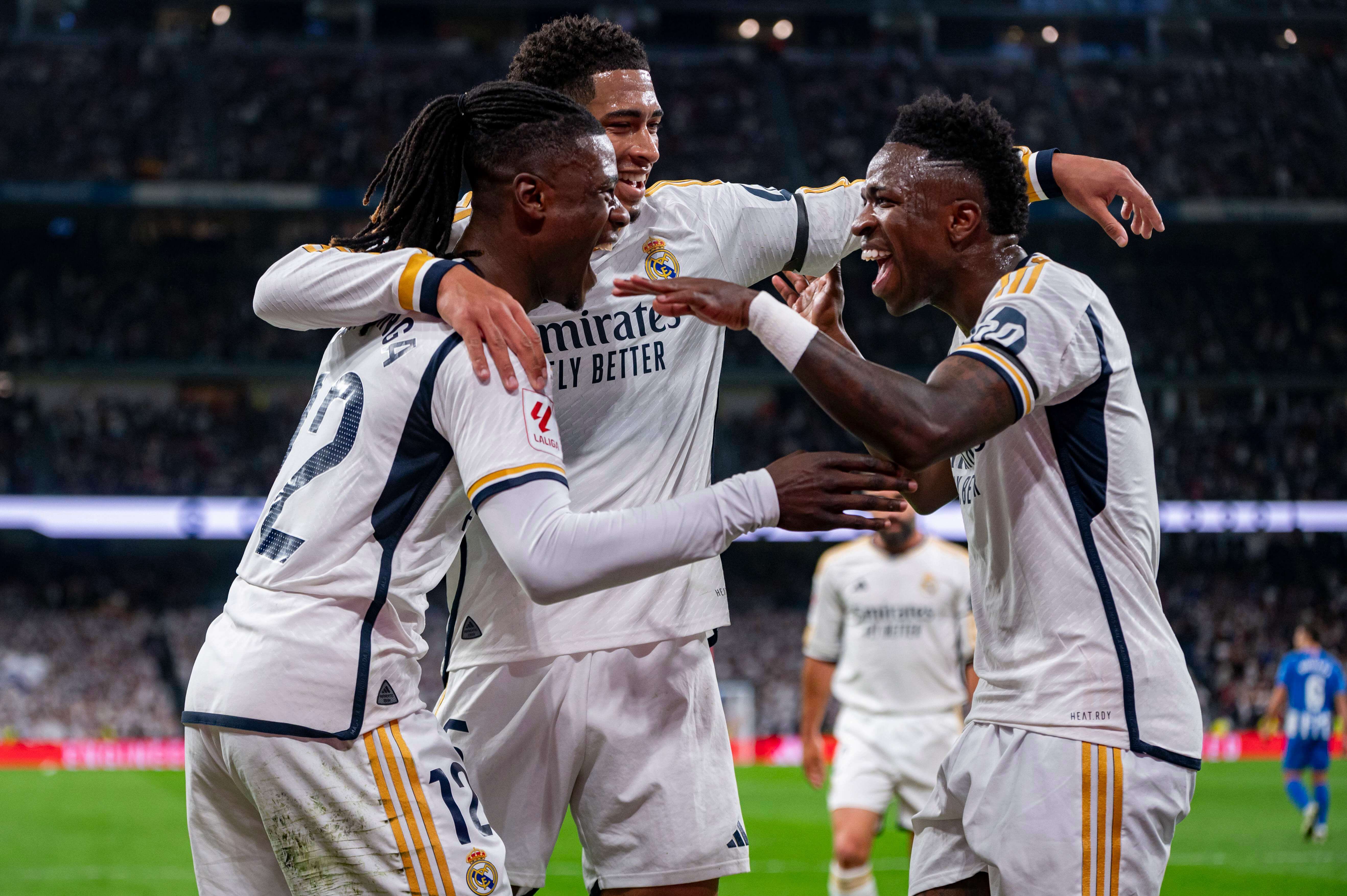  Camavinga, Bellingham y Vinicius celebran un gol en el Real Madrid-Alavés.