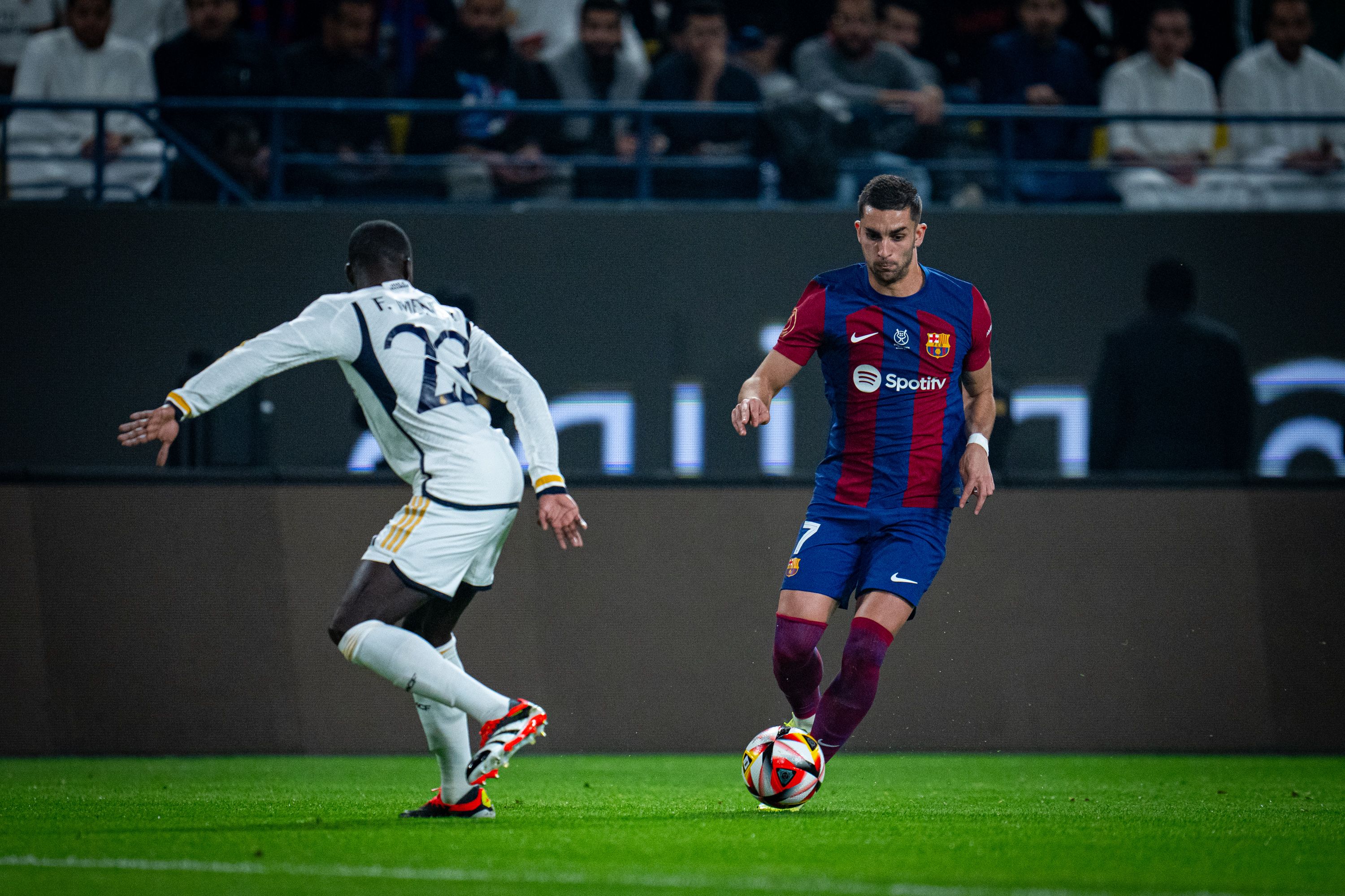 Ferran Torres encara a Mendy en el Clásico Real Madrid-Barcelona.