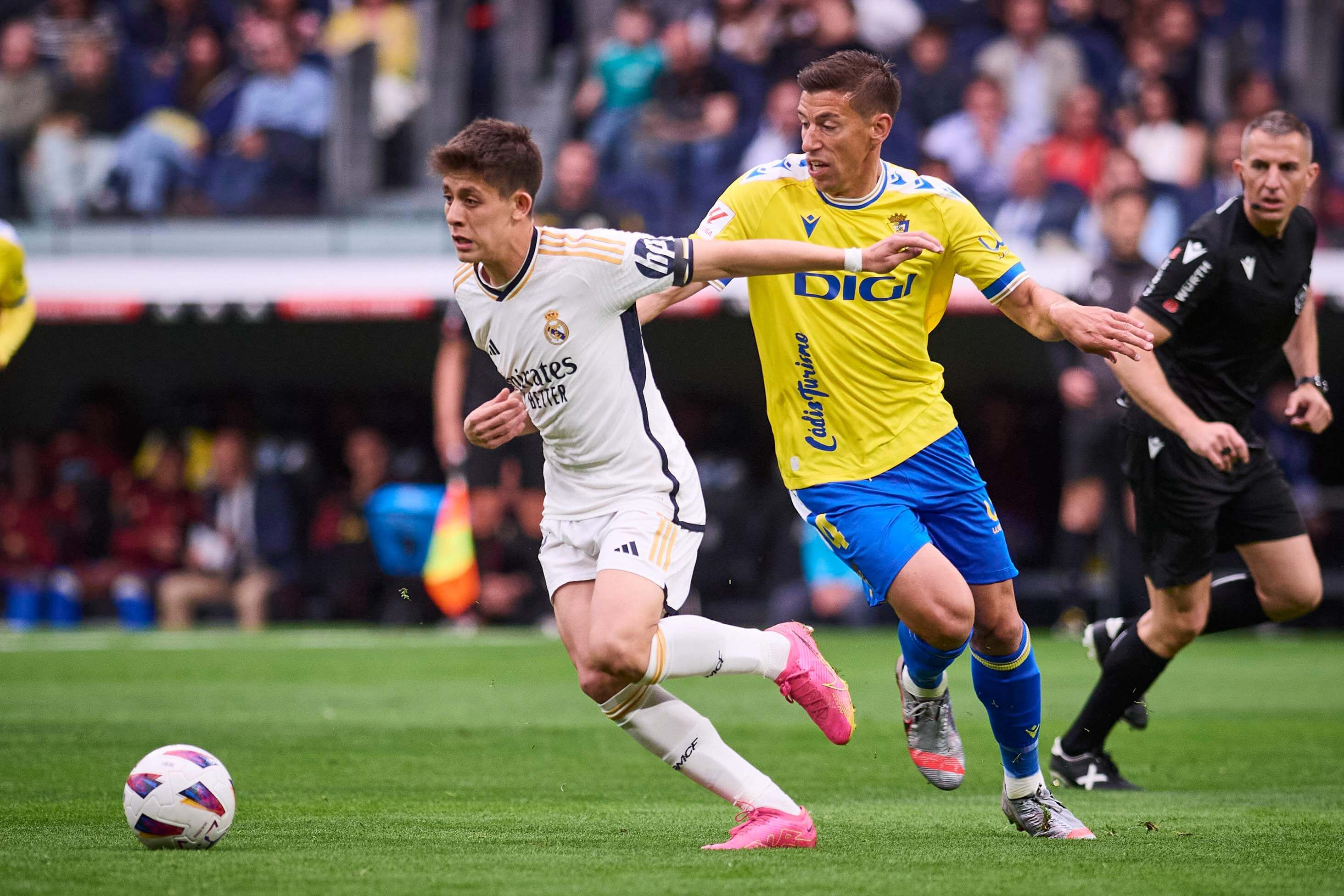  Arda Güler pelea con Rubén Alcaraz en el Real Madrid-Cádiz.