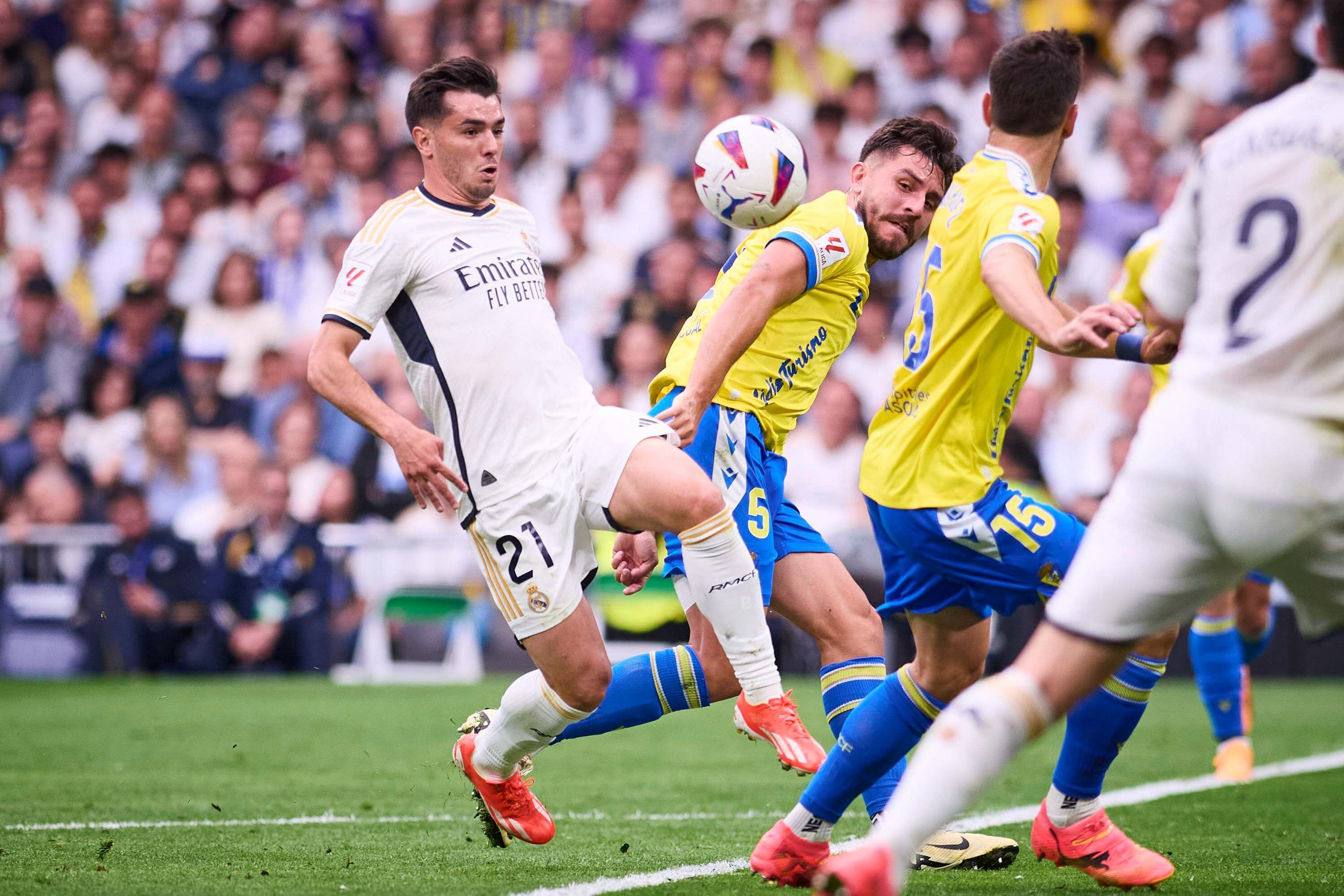  Brahim Díaz controla un balón en el Real Madrid-Cádiz.