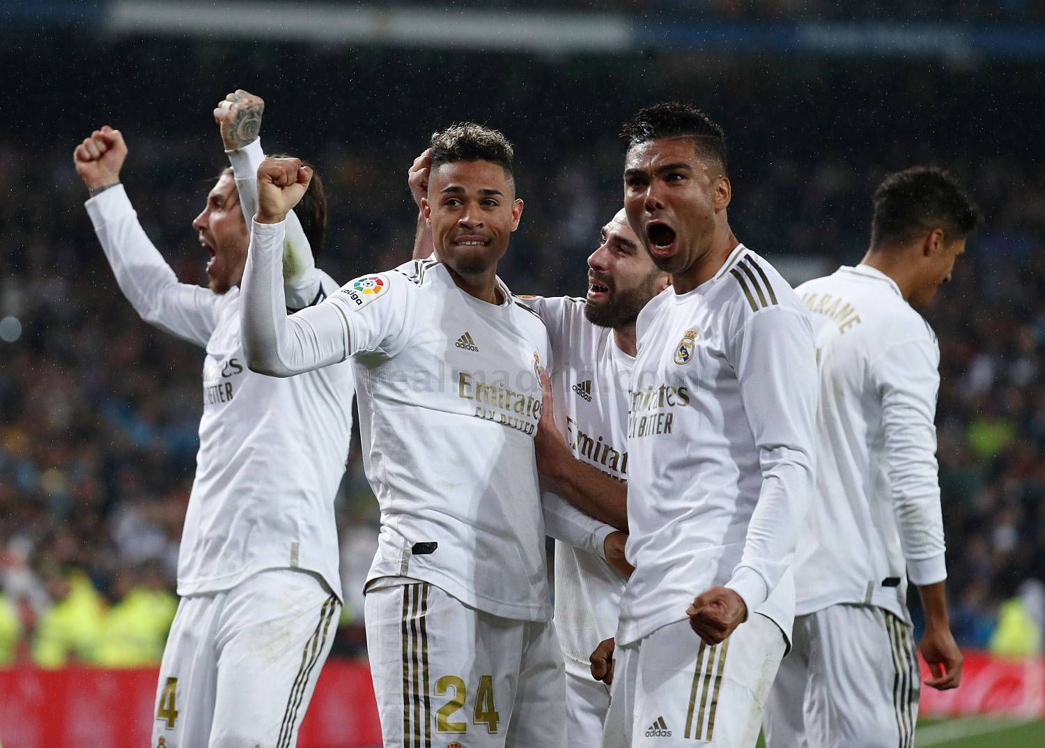  Mariano celebra con Casemiro su gol en El Clásico ante el FC Barcelona.