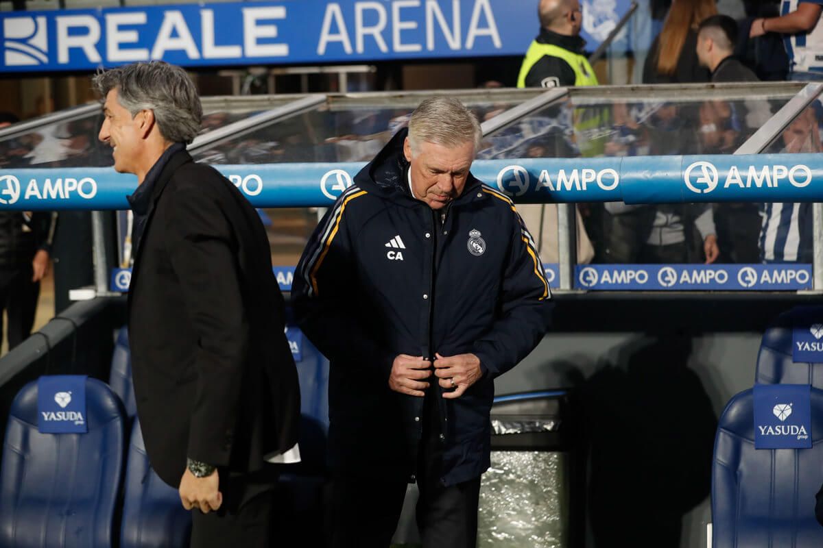Carlo Ancelotti, tras saludar a Imanol antes del Real Sociedad-Real Madrid.