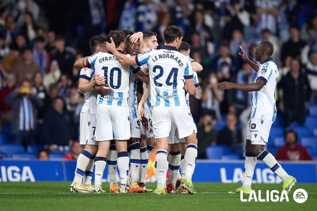  Los jugadores de la Real Sociedad celebran uno de los goles.