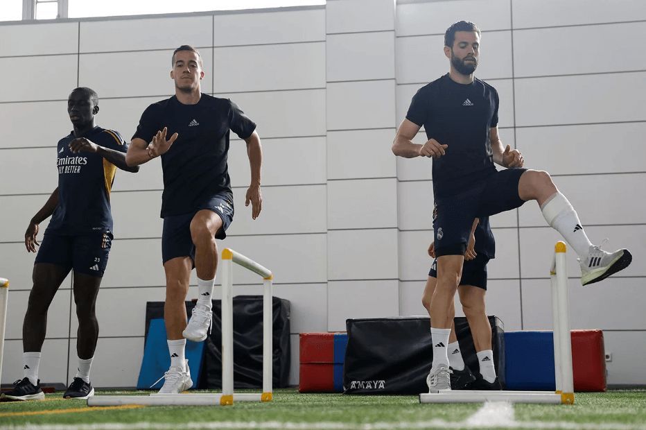 Lucas Vázquez, Nacho y Mendy trabajando en el gimnasio de Valdebebas.