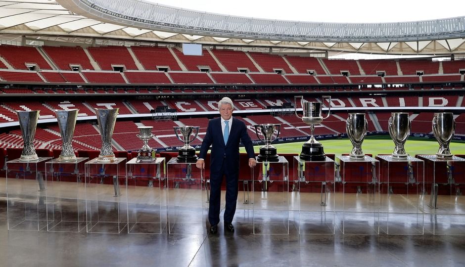 Enrique Cerezo posa con todos los trofeos ganados por el Atlético durante su mandato.