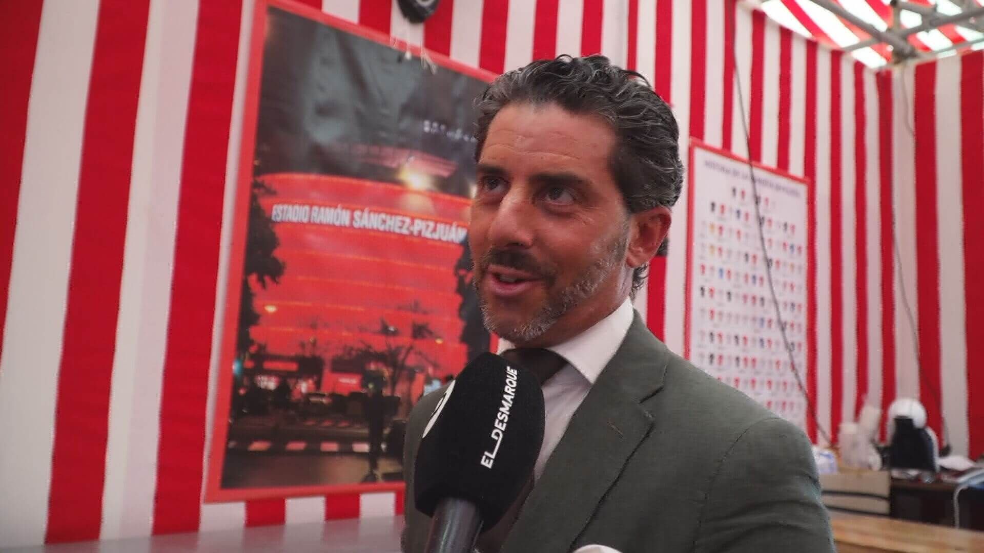 Seguidores de Sevilla y Betis se juntan durante la Feria de Abril.