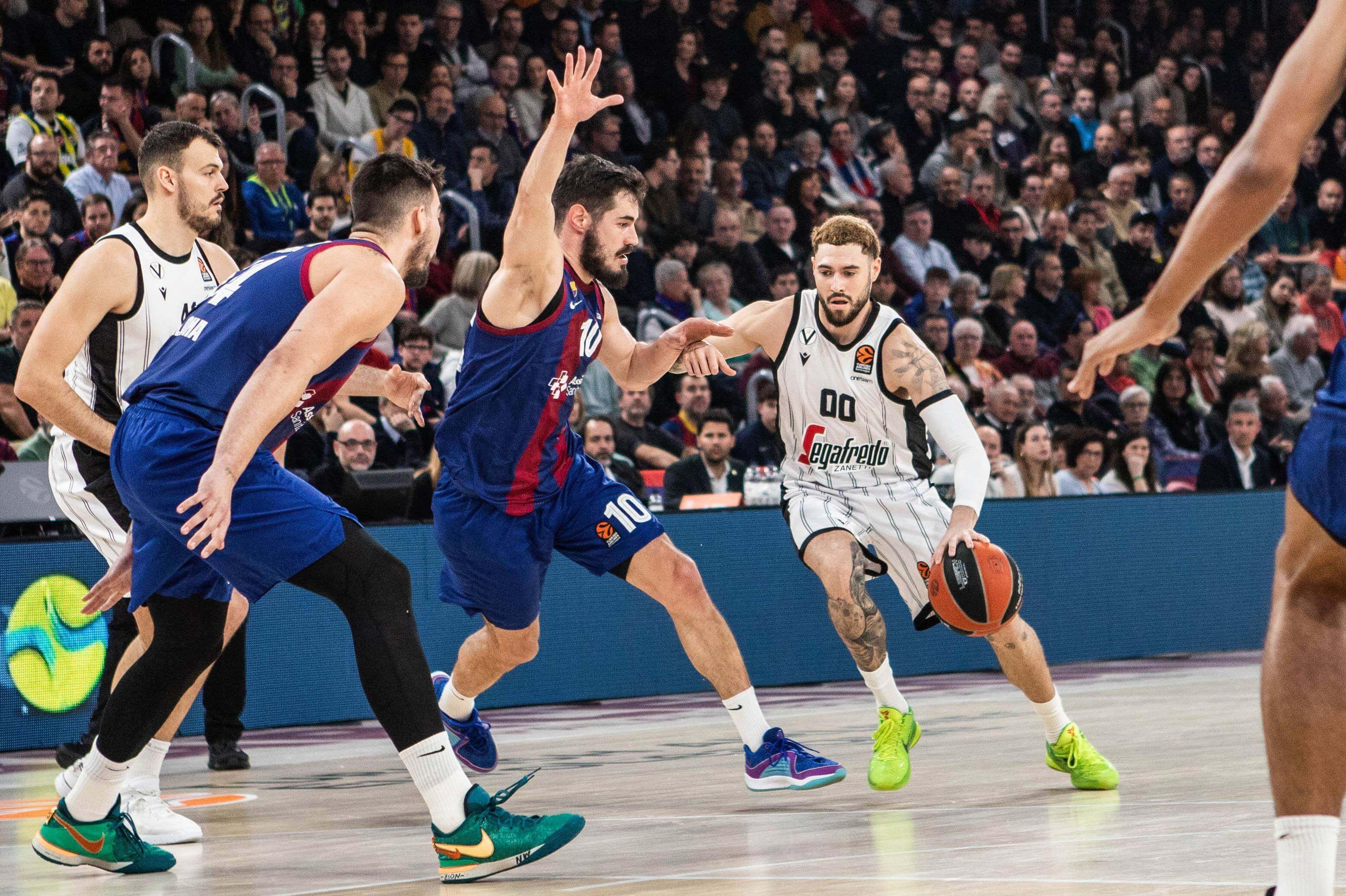 Ricky Rubio defiende una acción durante el Barcelona-Virtus de Euroliga (foto: Cordon Press).