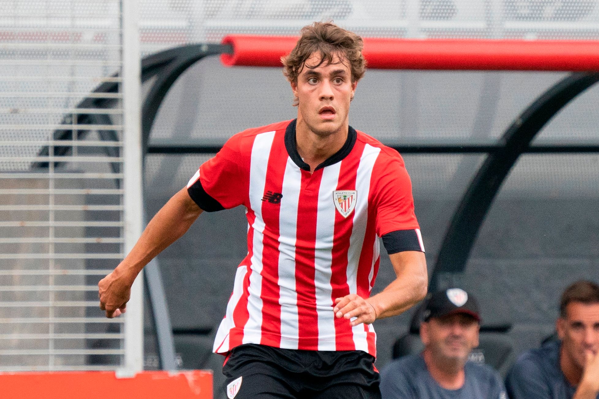 El lateral navarro del Bilbao Athletic Hugo Rincón es todo poderío.