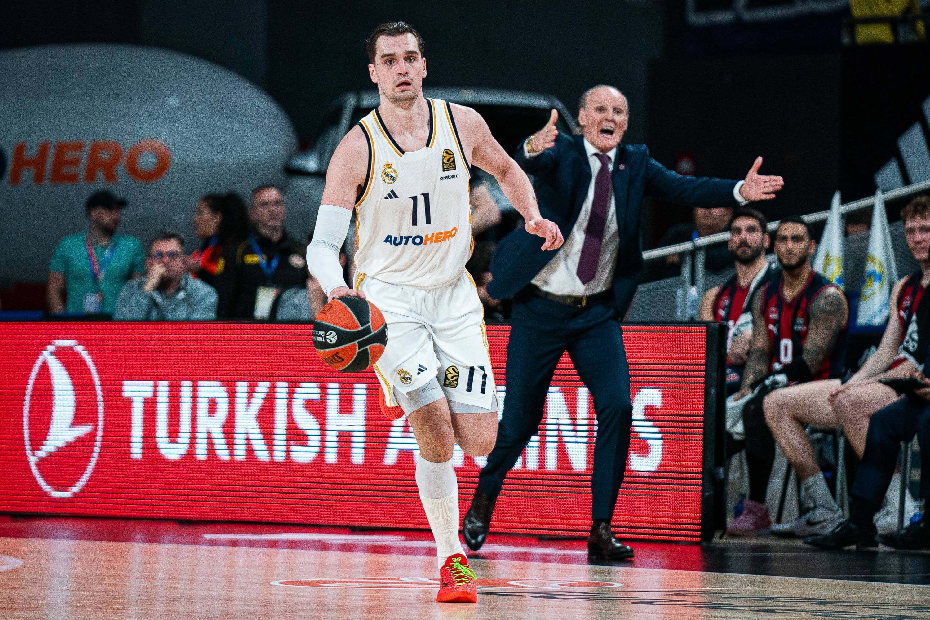  Mario Hezonja, con Dusko Ivanovic al fondo, durante el Real Madrid - Baskonia