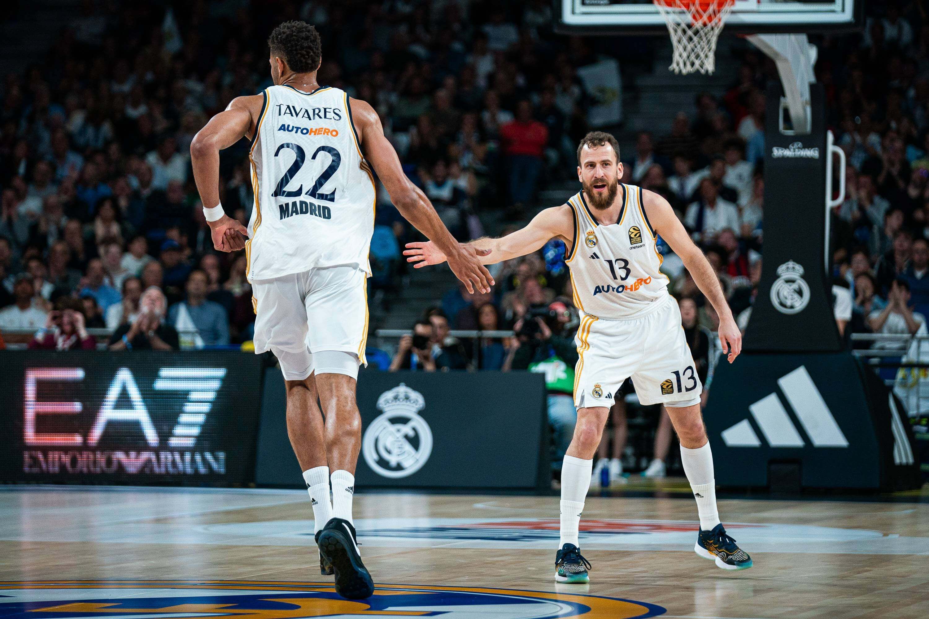  Chaho y Tavares, durante el Real Madrid - Baskonia