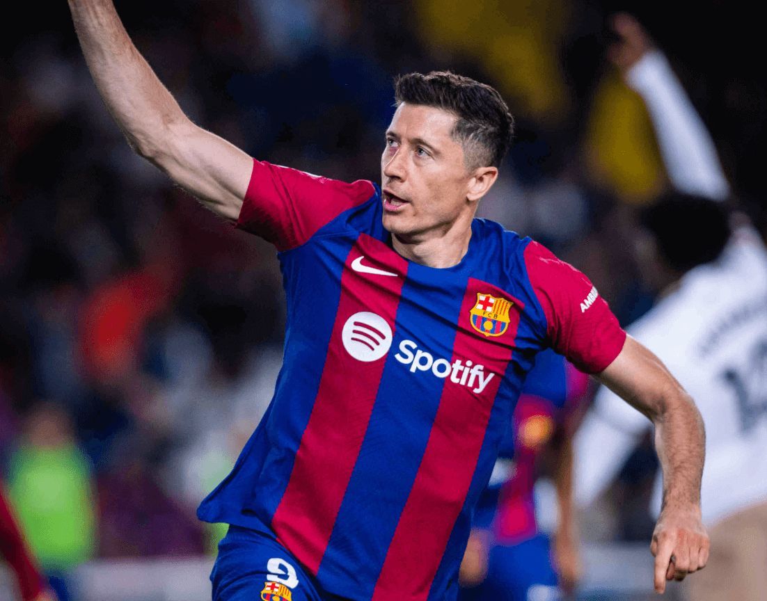 Robert Lewandoski celebra el 2-2 tras el polémica fuera de juego posicional.