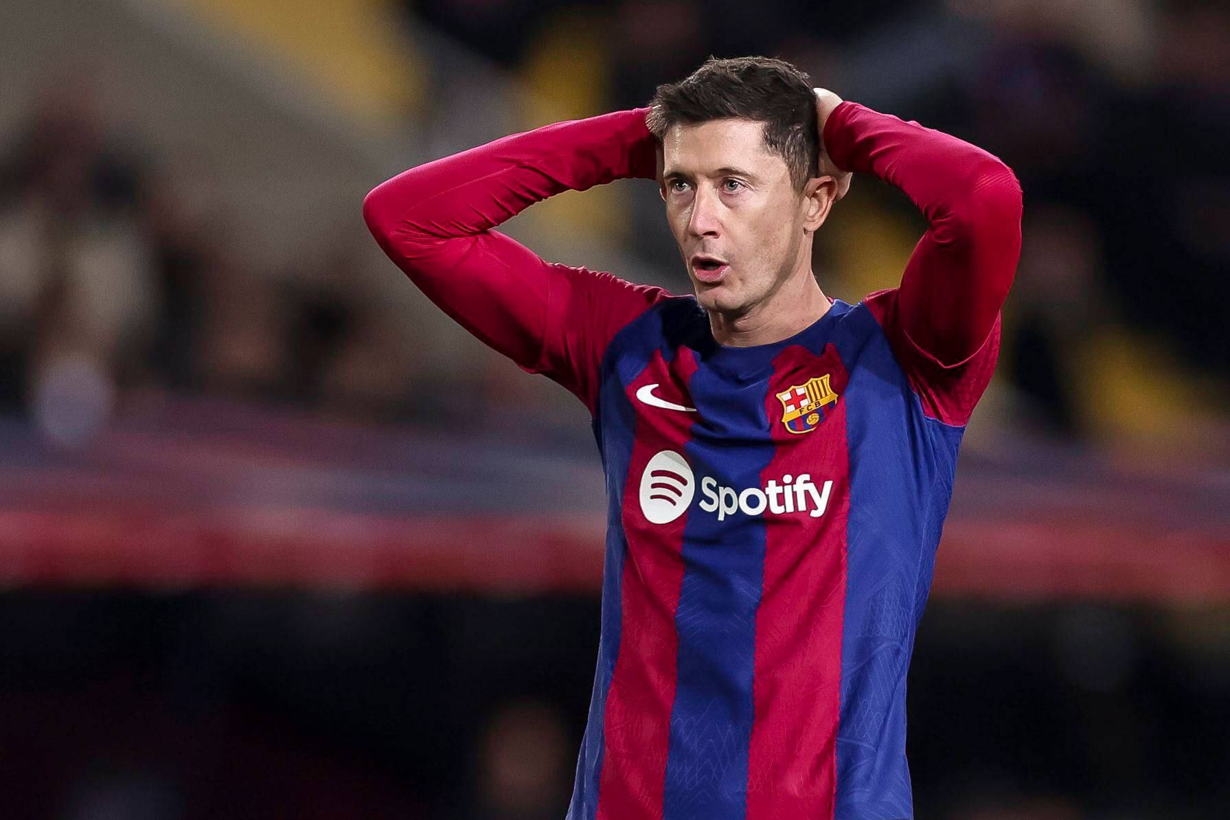  Robert Lewandowki se lamenta de una ocasión en un partido del Barça.