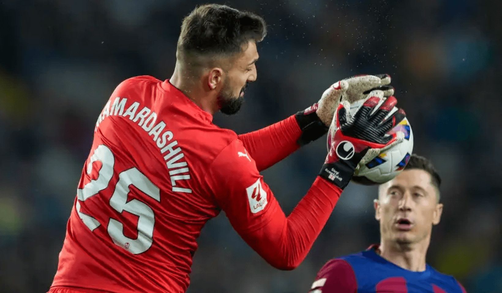  Robert Lewandowski, del Barcelona, ante el Valencia CF