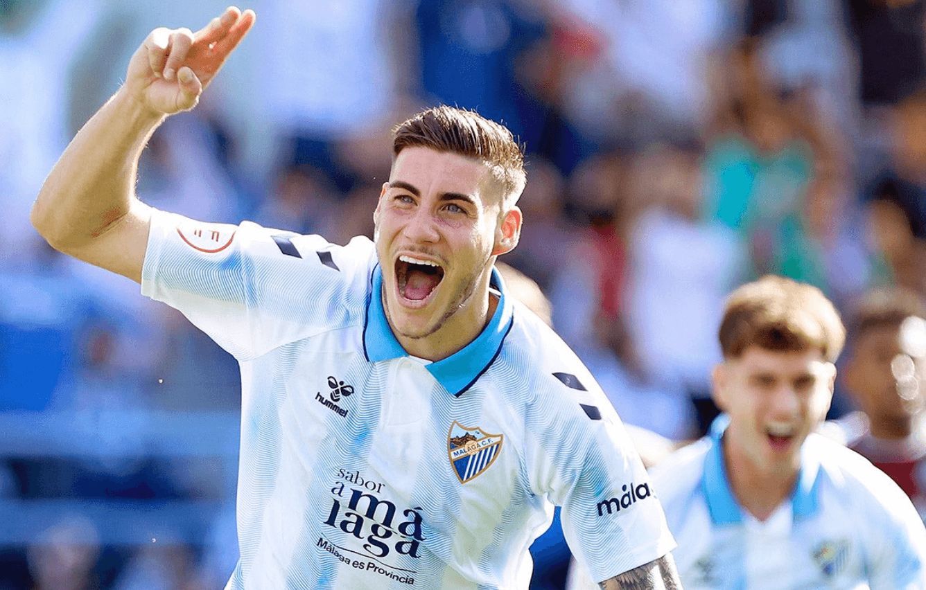 Roberto celebra un gol en La Rosaleda. (MCF)