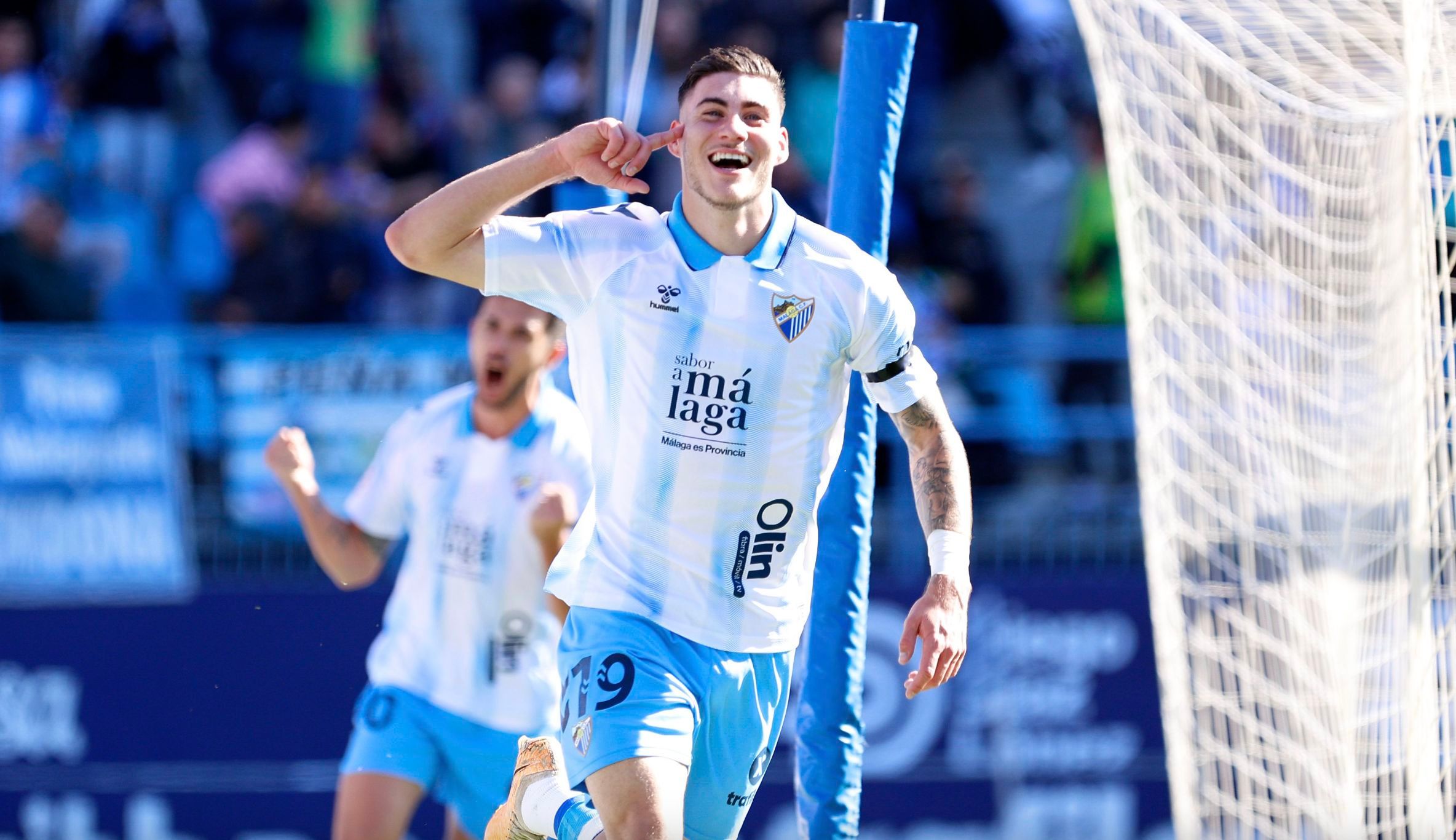  Roberto celebra un gol frente al éxtasis de La Rosaleda (MCF)