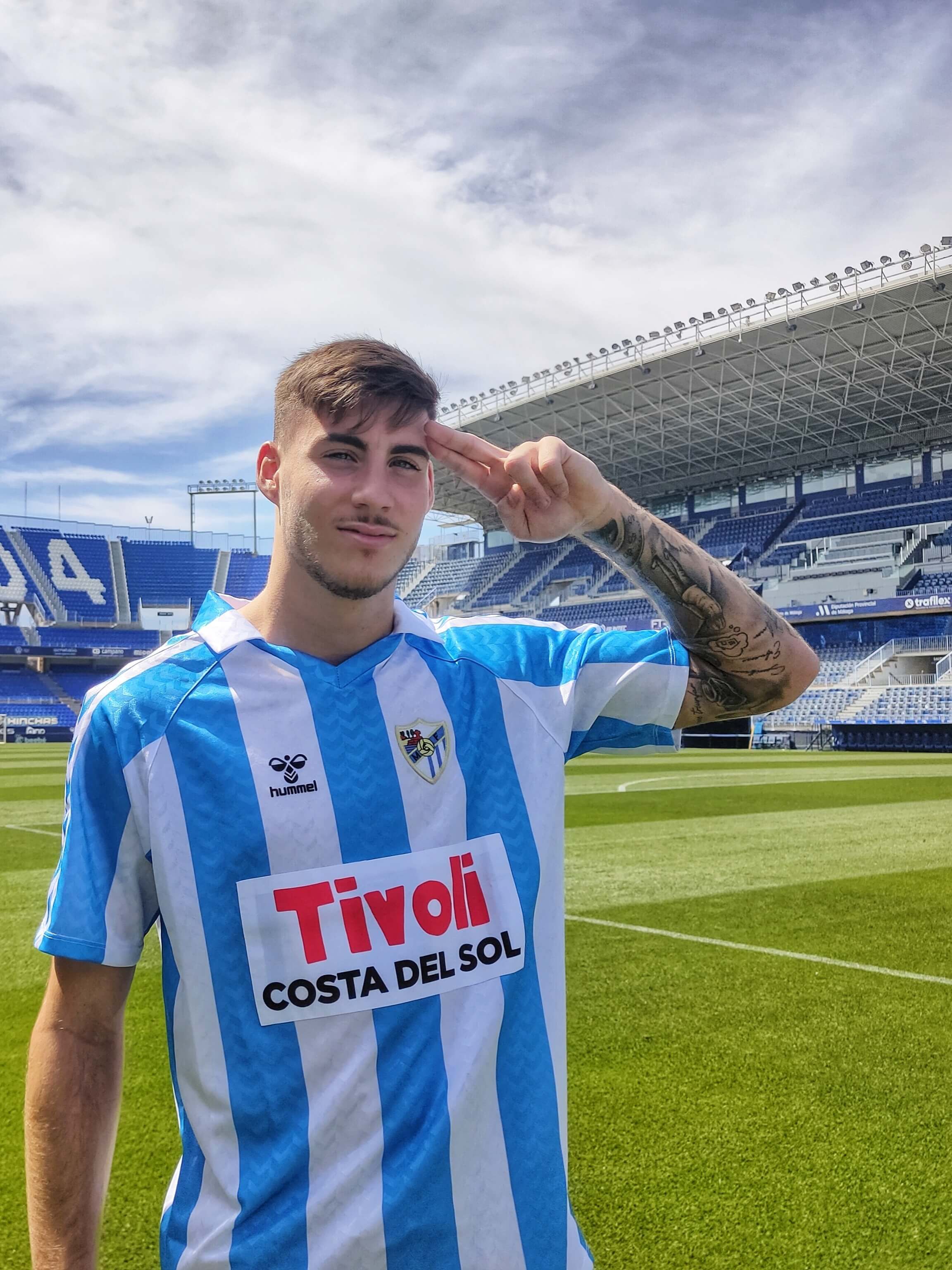 Roberto posa en el gesto de su celebración de gol.