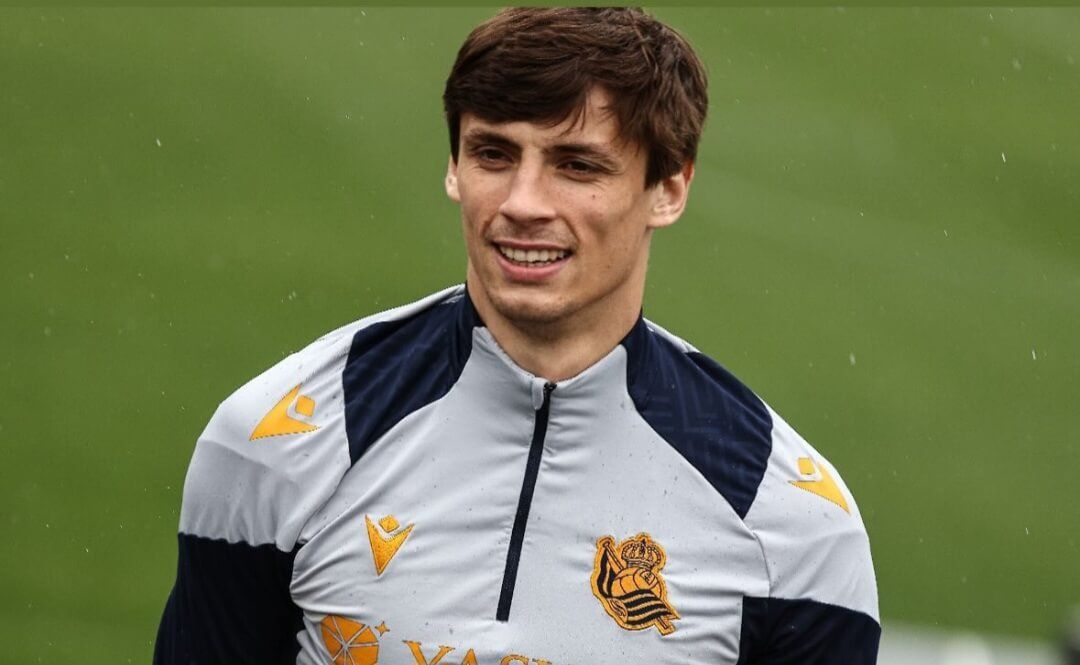 Robin Le Normand se dirige a un entrenamiento en Zubieta.