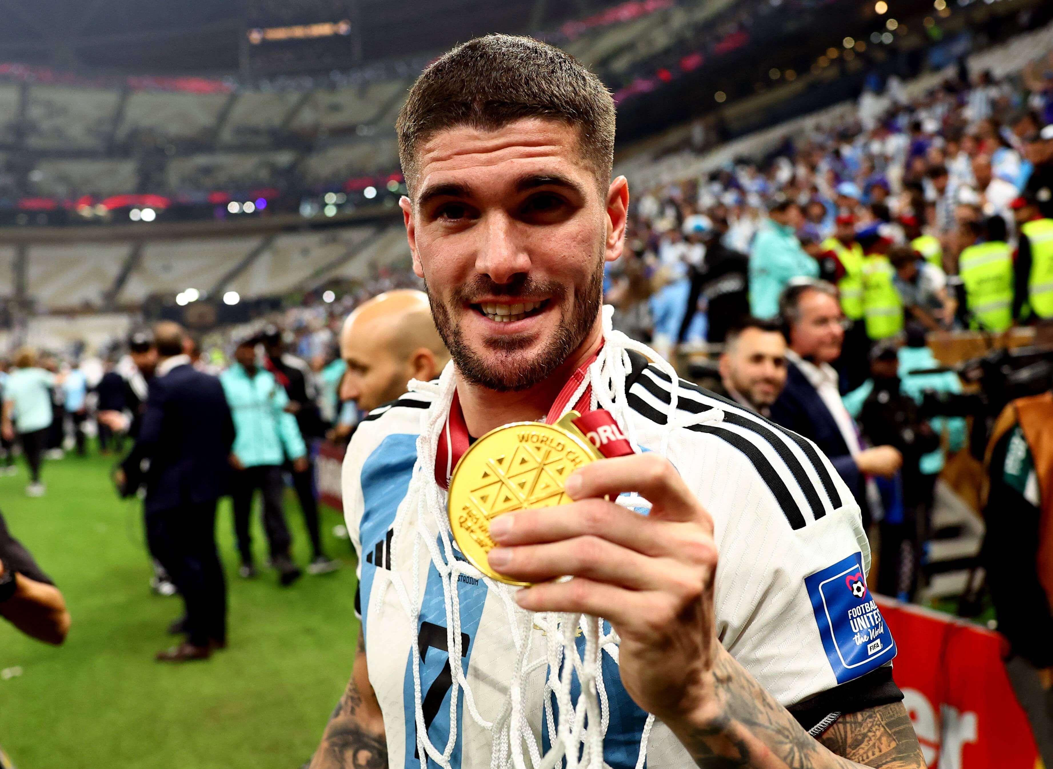  Rodrigo De Paul con la medalla de campeón del Mundo