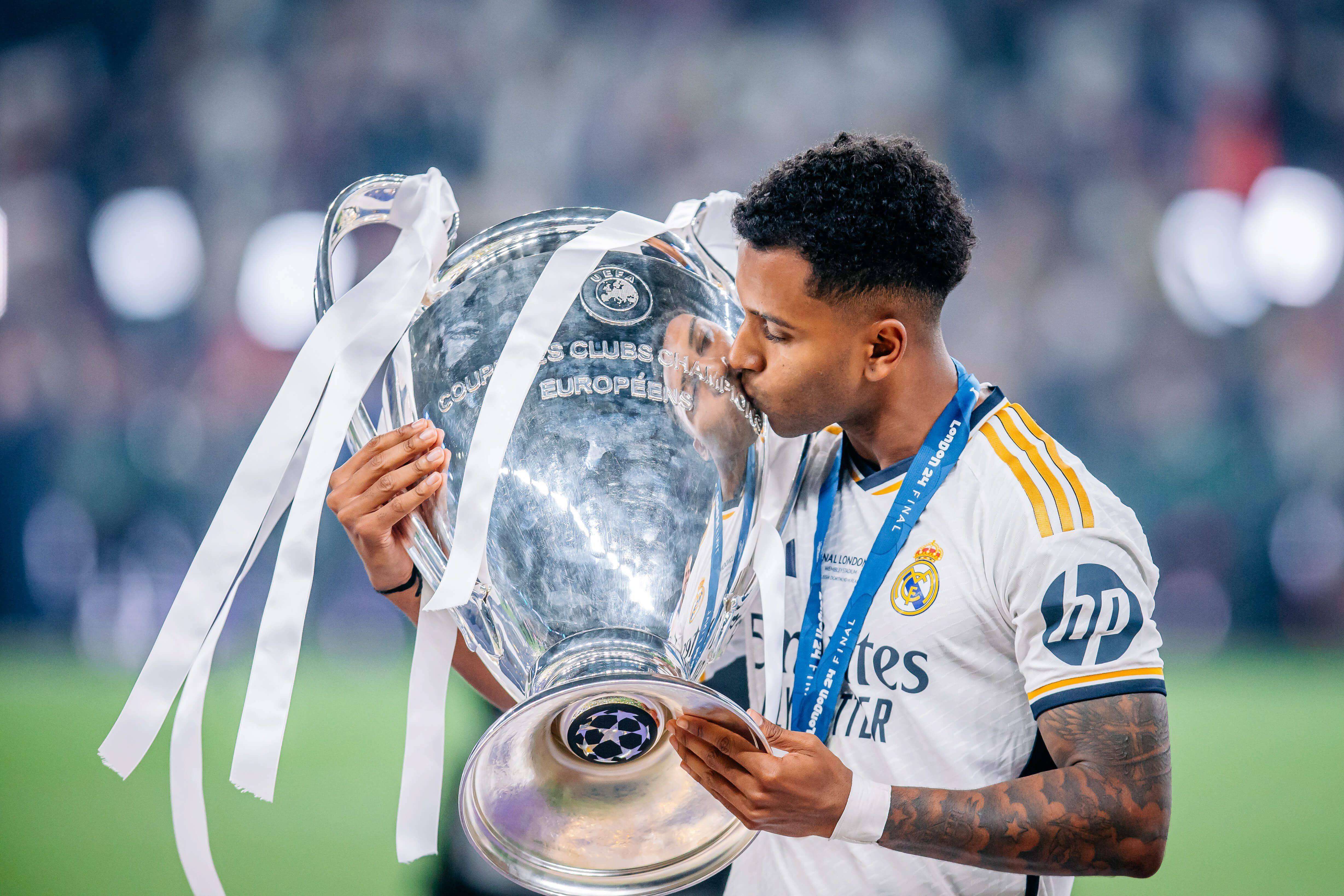 Rodrygo besa la Champions conquistada en Wembley.