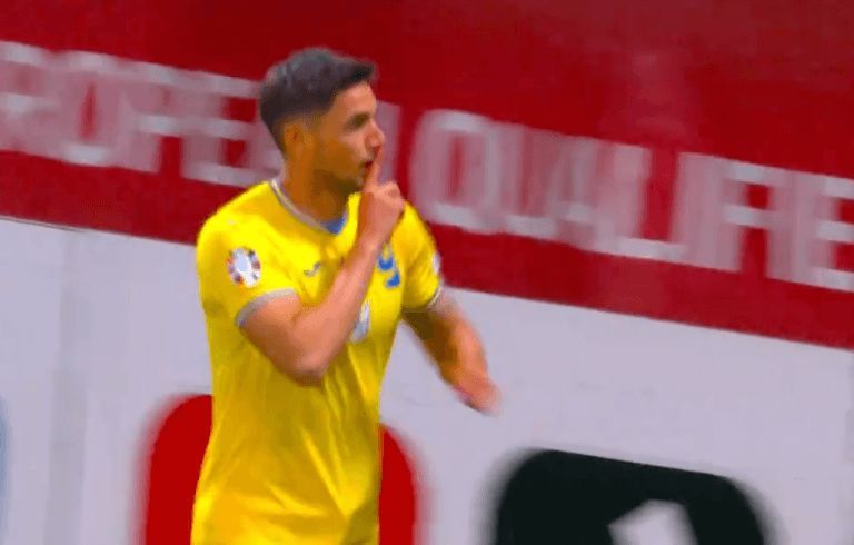  Roman Yaremchuk marca el primer gol de Ucrania ante Bosnia y Herzegovina.