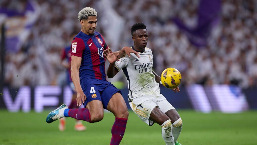  Ronald Araujo junto a Vinicius Jr, durante el Clásico (foto: Cordon Press).