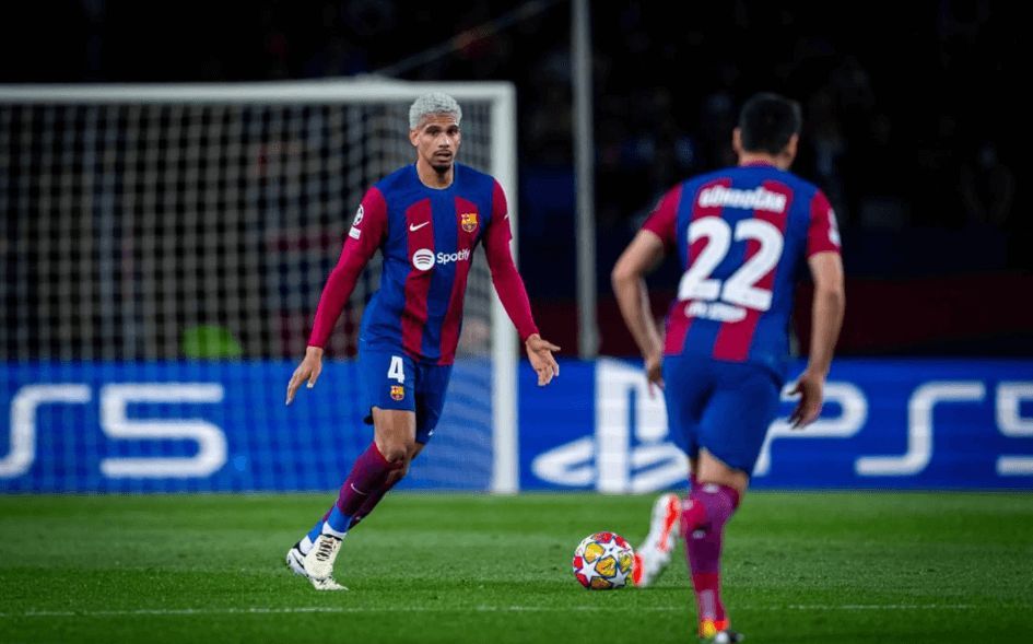 Ronald Araujo conduce un balón en un partido del Barça.
