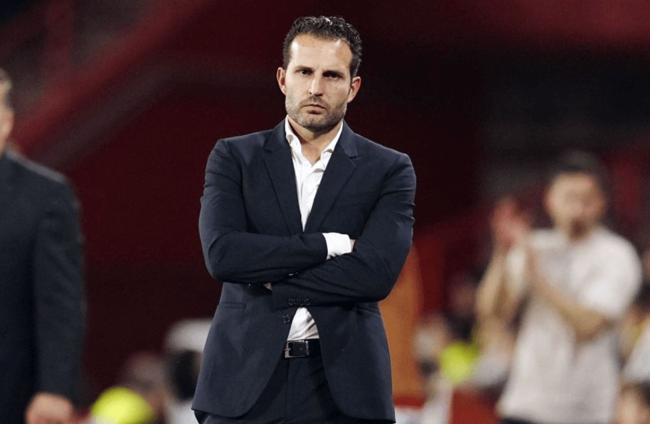  Rubén Baraja, ante el Granada CF.