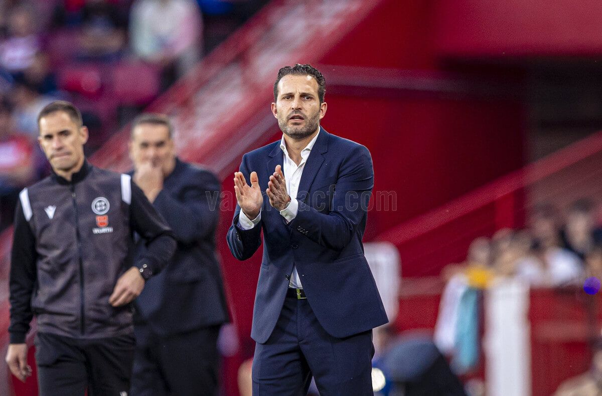 Rubén Baraja, ante el Granada CF.