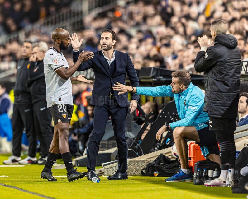  Rubén Baraja choca la mano con Foulquier en el Valencia CF - RCD Mallorca.