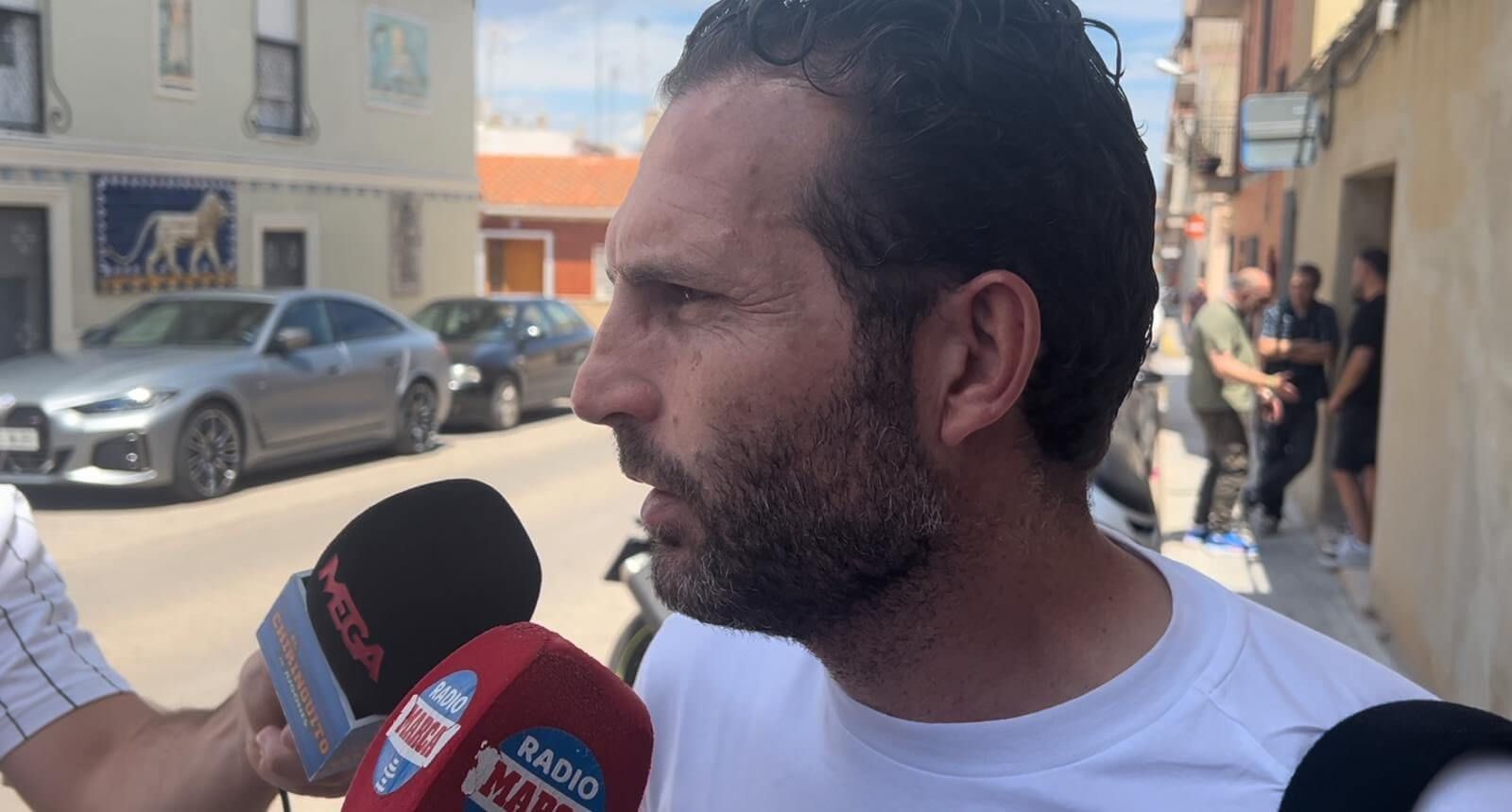 Rubén Baraja habla antes de la comida de equipo.