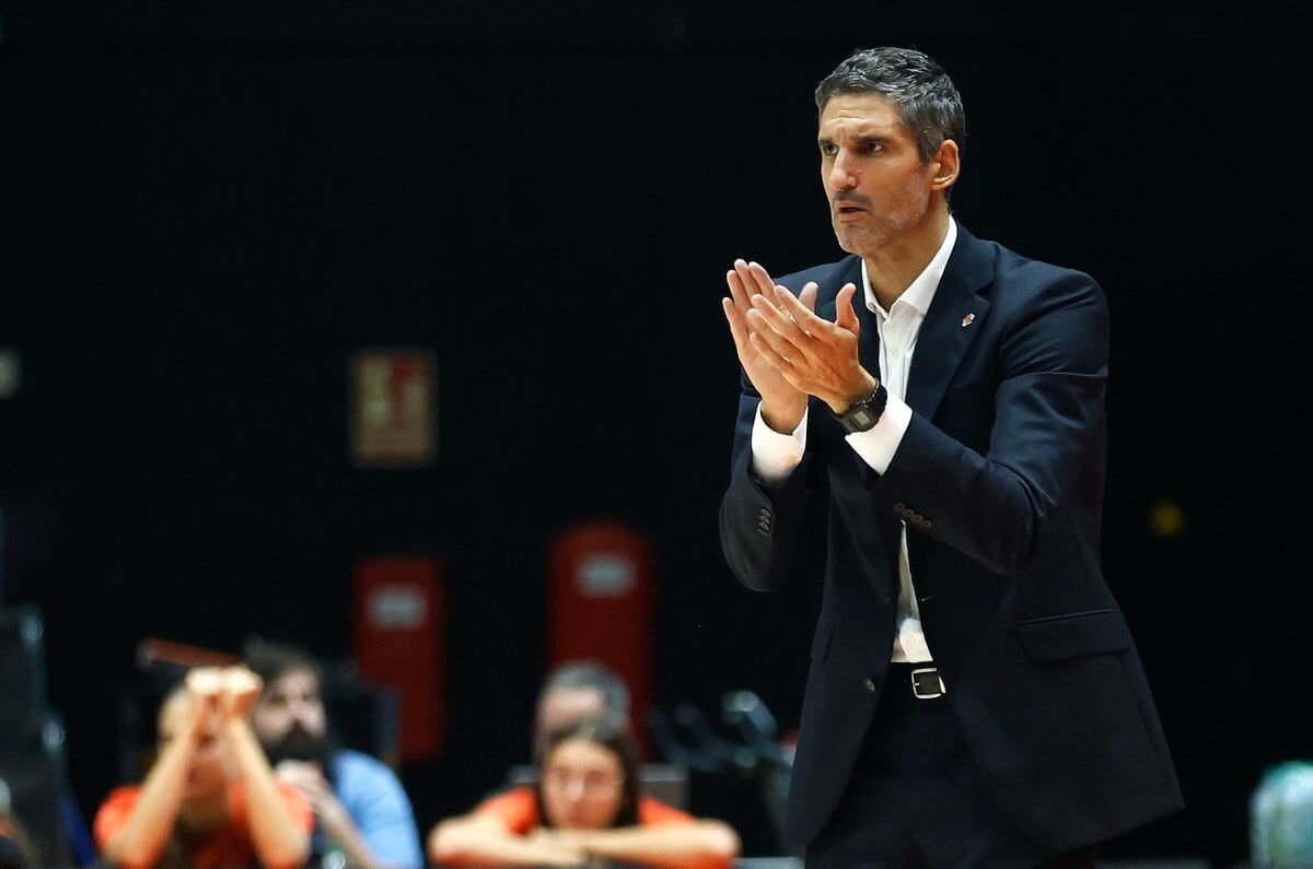  Rubén Burgos aplaude