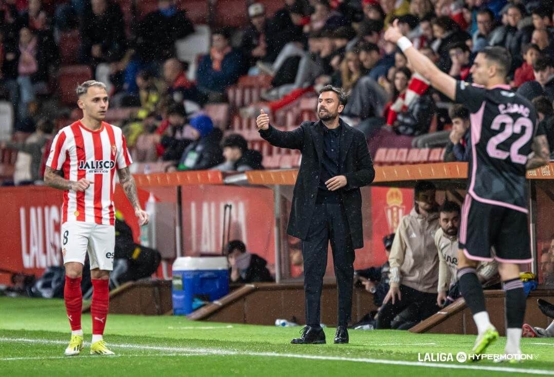  Rubén Albés da instrucciones en el Sporting - Albacete.