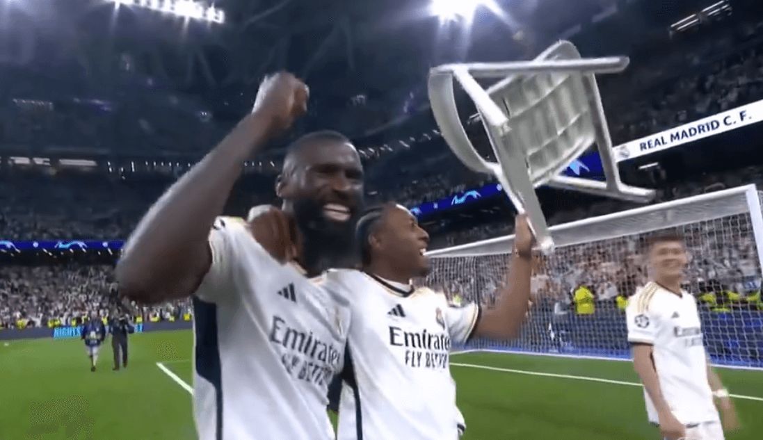  Antonio Rüdiger y David Alaba celebrando con la silla de plástico.