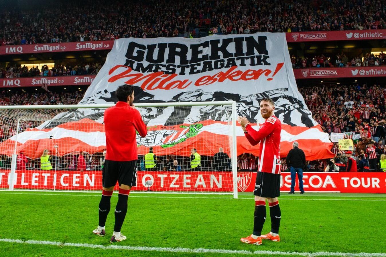 Raúl García e Iker Muniain se despiden ante un gran tifo en San Mamés.