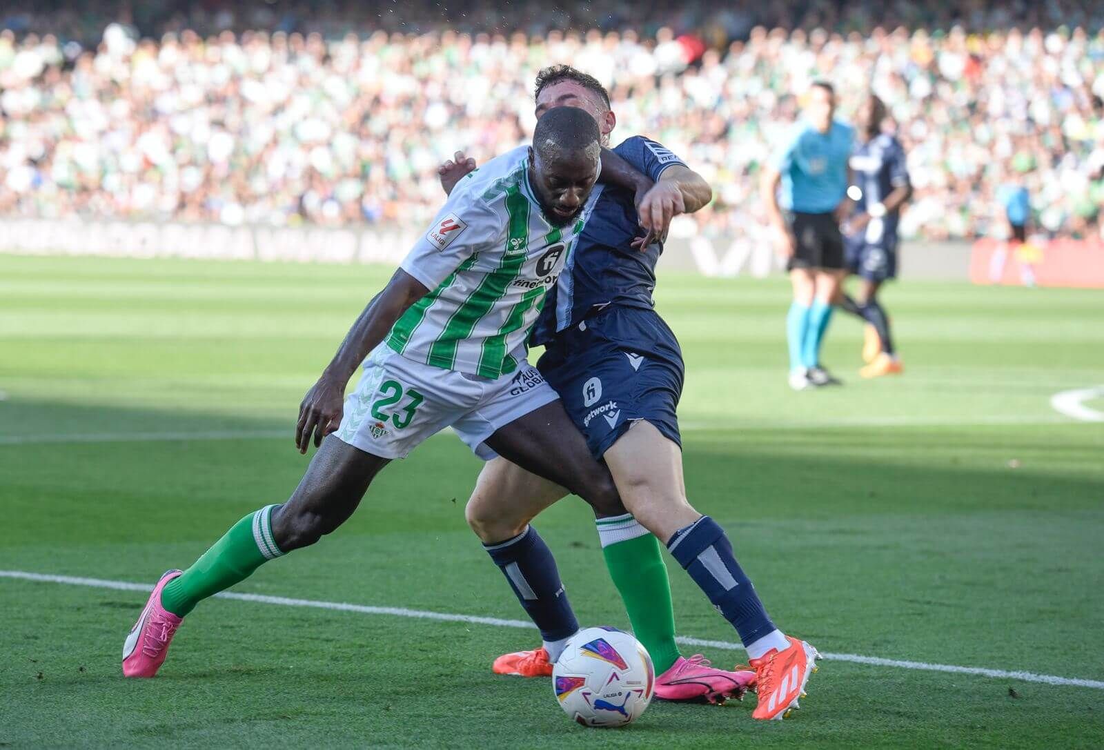  Sabaly y Galán pugnan por un balón en el Benito Villamarín.