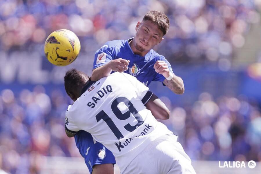 Sadiq Umar pelea por un balón aéreo en el Getafe-Real Sociedad.