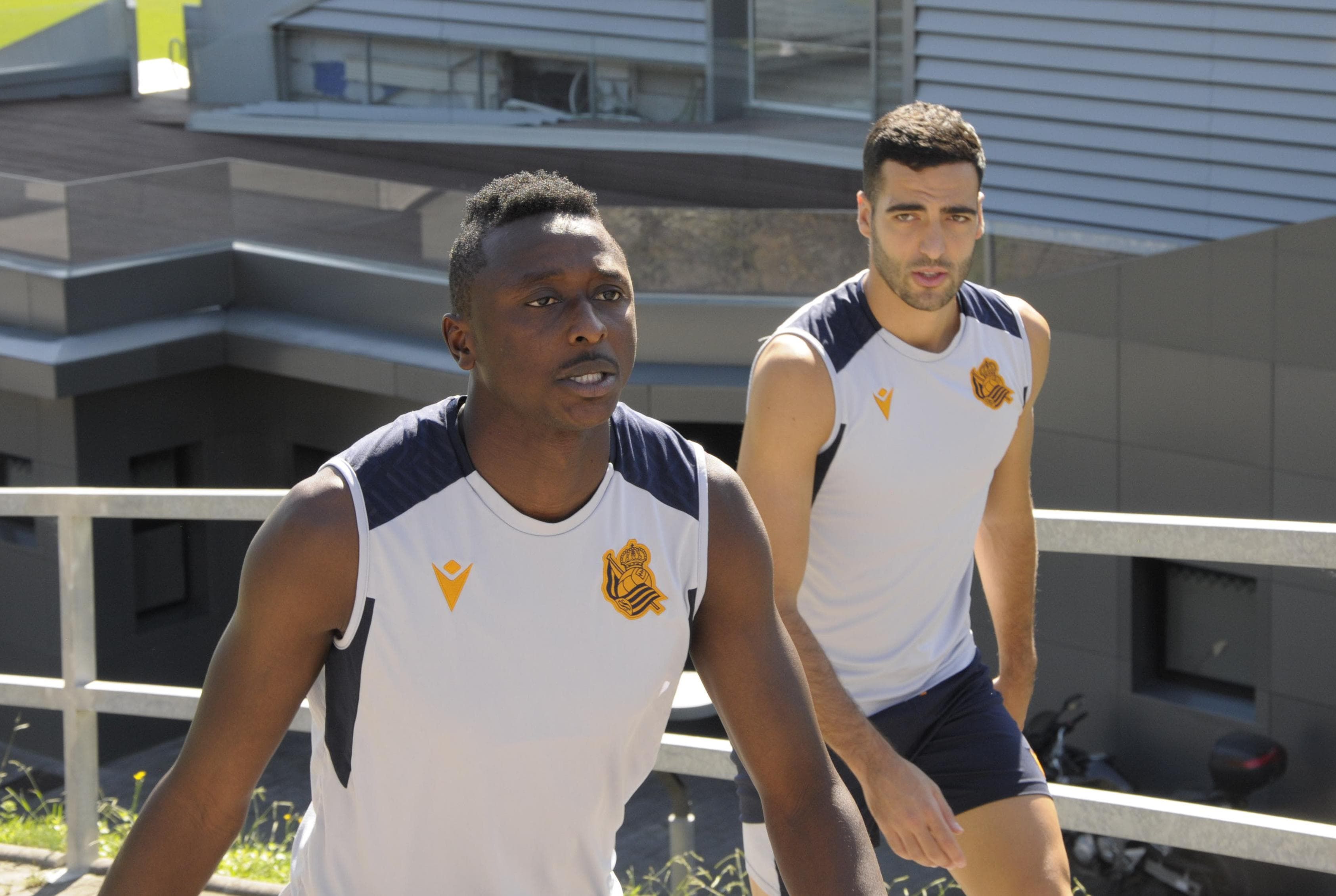  Sadiq Umarse dirige a un entrenamiento en Zubieta junto a Mikel Merino.